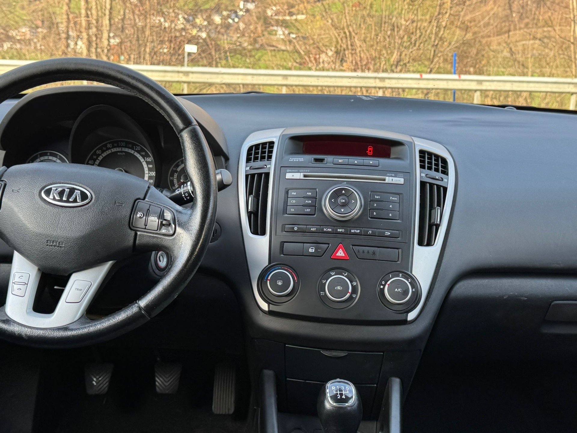 KIA Cee'd Sporty Wagon 1.6 16V Classic-image-12