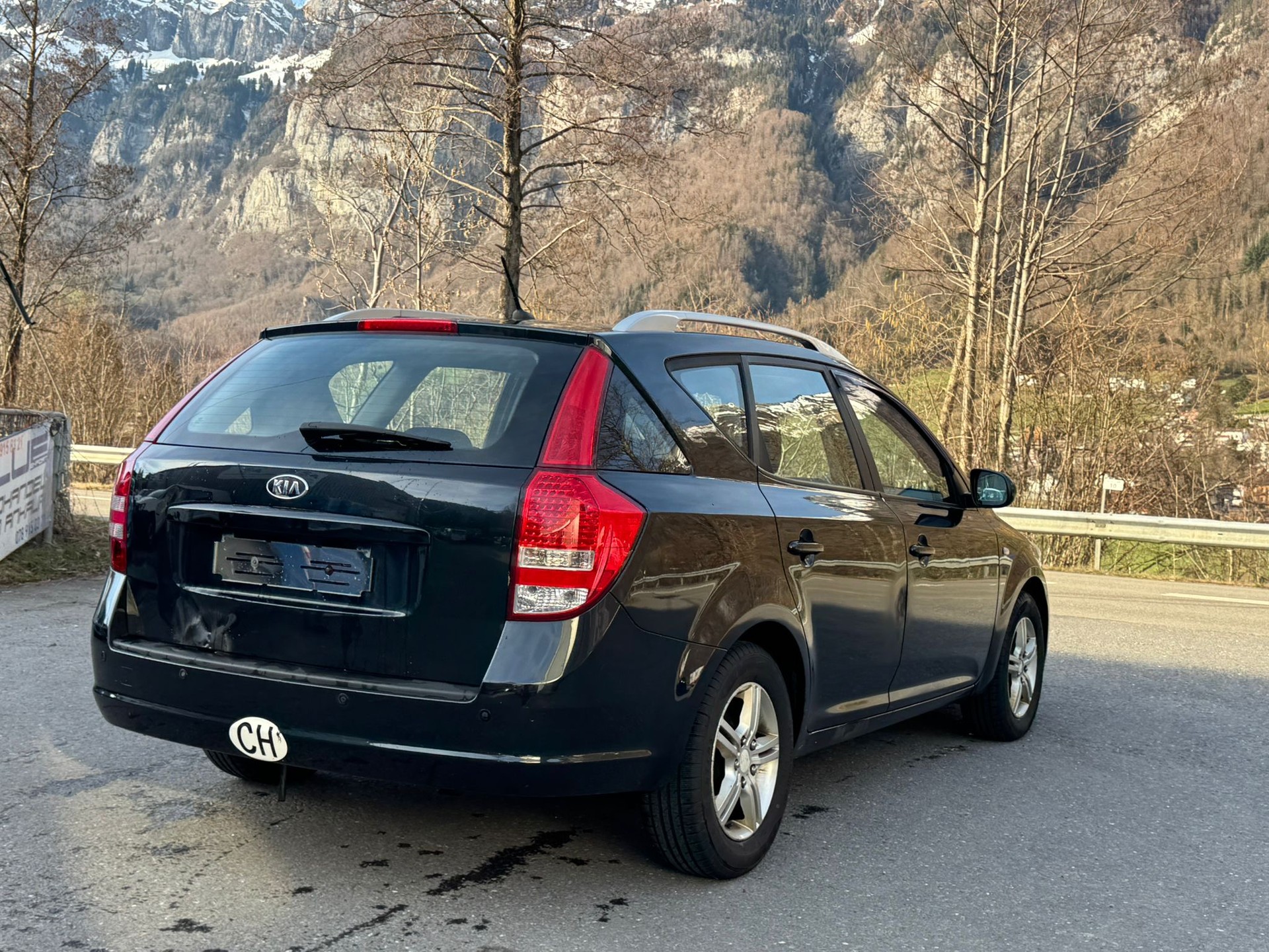 KIA Cee'd Sporty Wagon 1.6 16V Classic-image-1