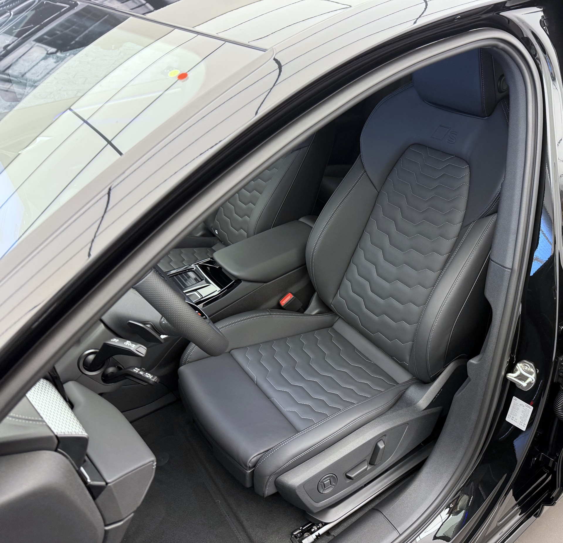 AUDI A6 Avant e-tron quattro-image-4