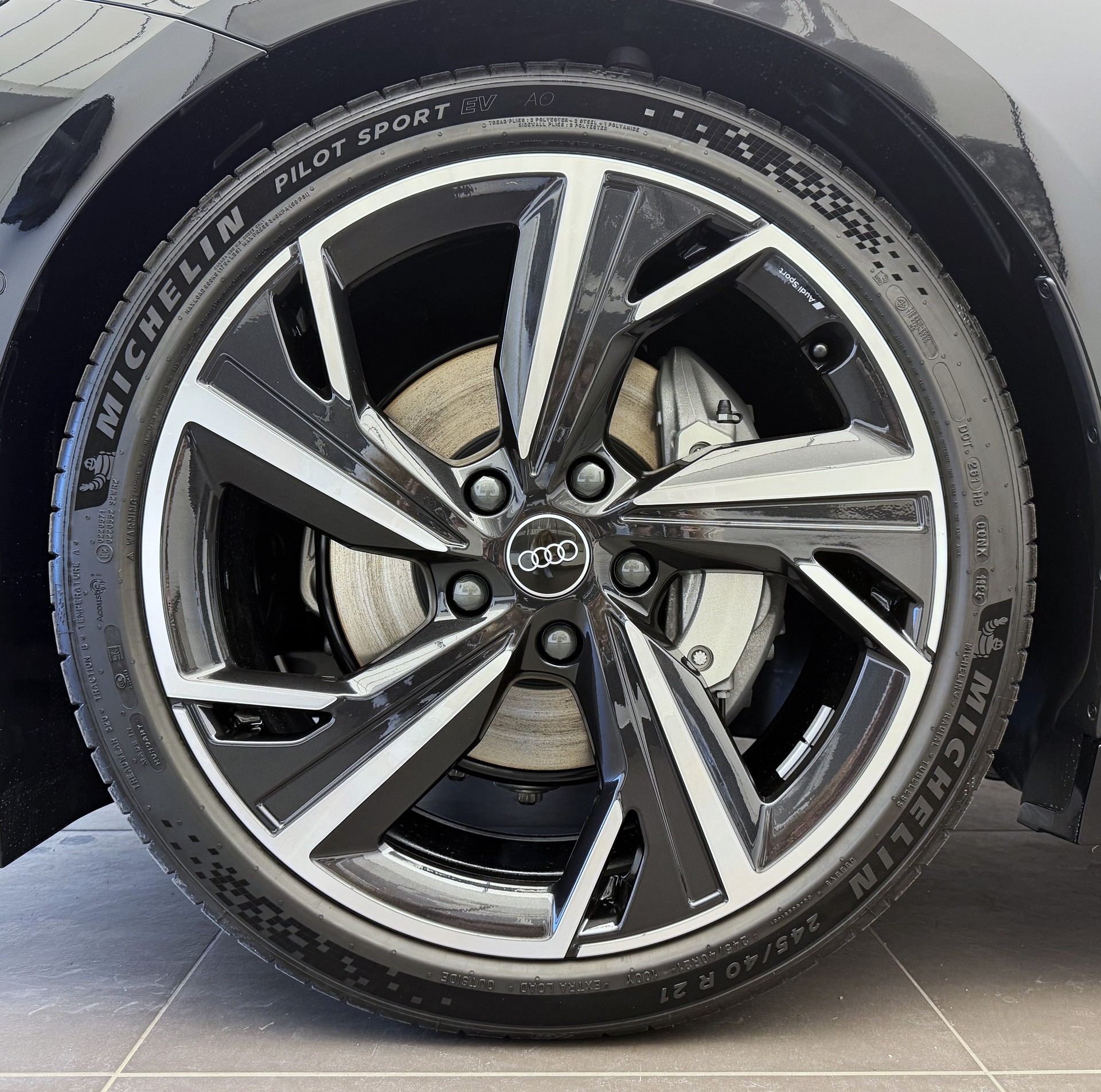 AUDI A6 Avant e-tron quattro-image-2