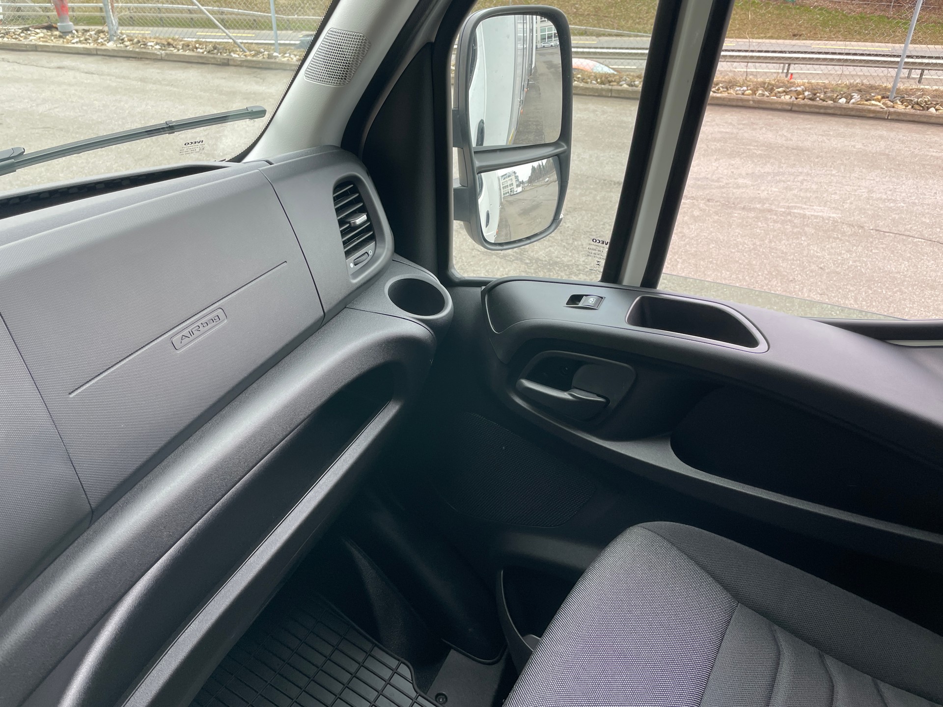 IVECO 35 S 18H A8 HIi-Matic 8-Gang Durchlader mit 2x Hebebühnen und Anhänger-image-24