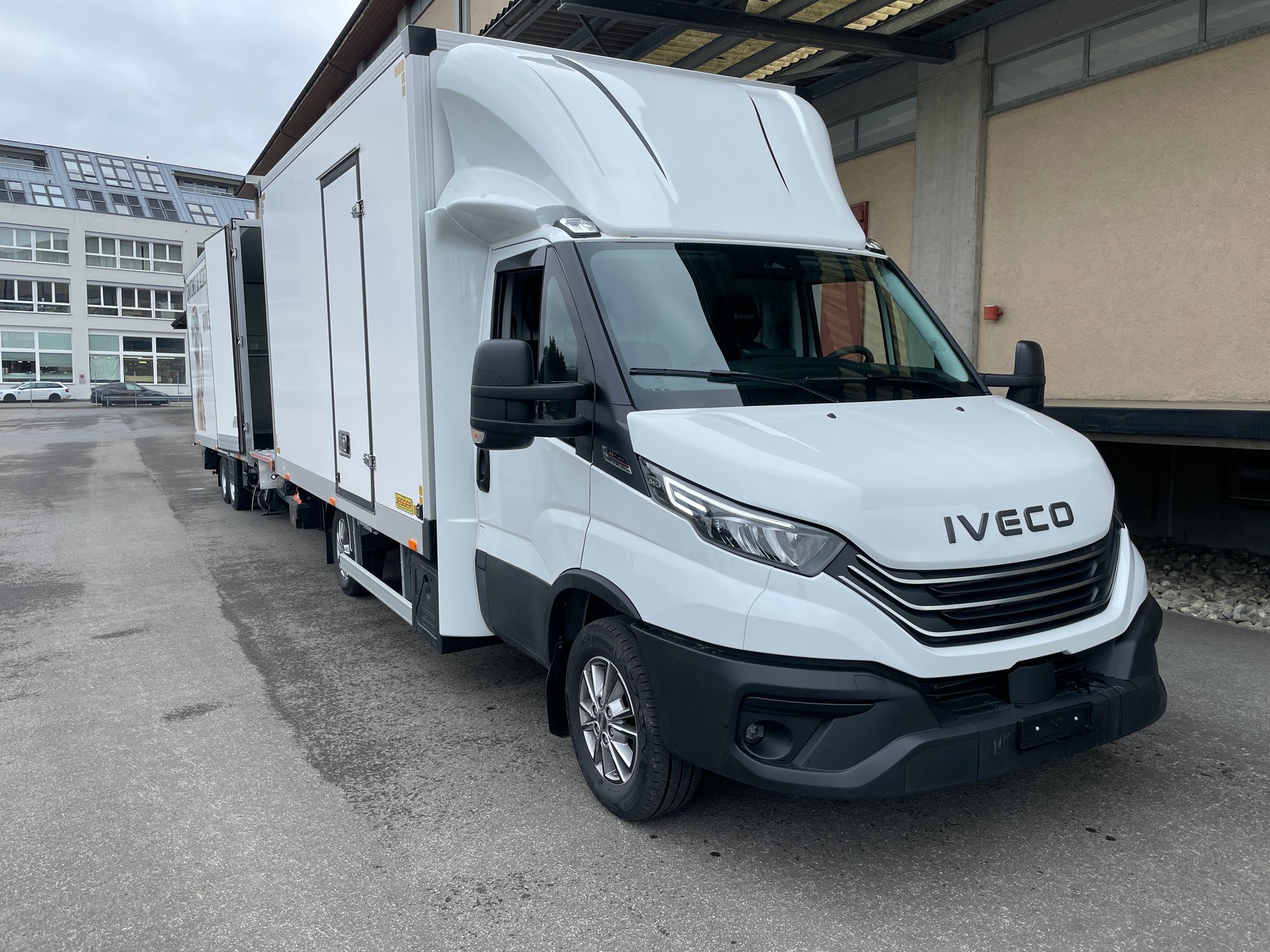 IVECO 35 S 18H A8 HIi-Matic 8-Gang Durchlader mit 2x Hebebühnen und Anhänger-image-4