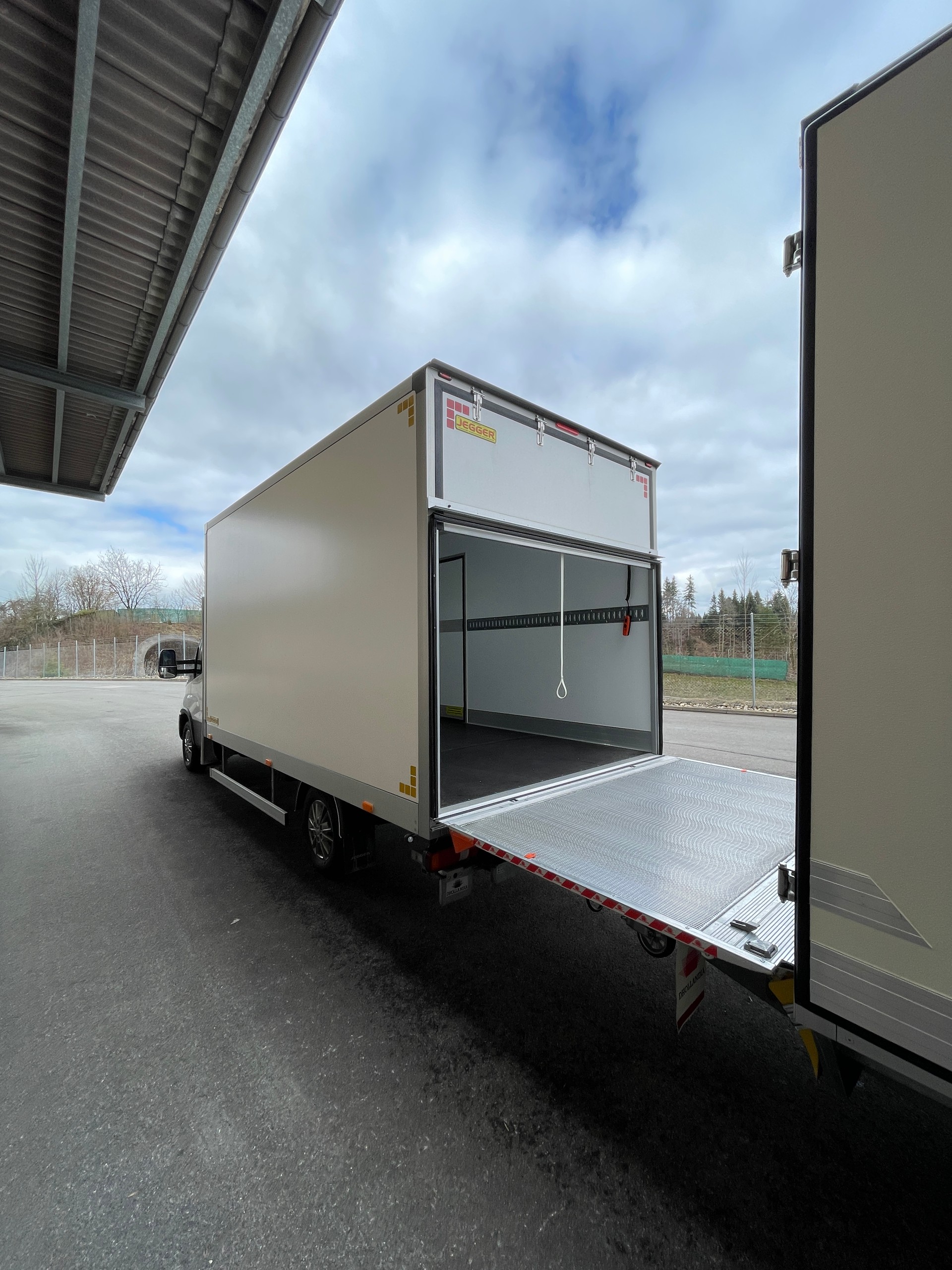 IVECO 35 S 18H A8 HIi-Matic 8-Gang Durchlader mit 2x Hebebühnen und Anhänger-image-17