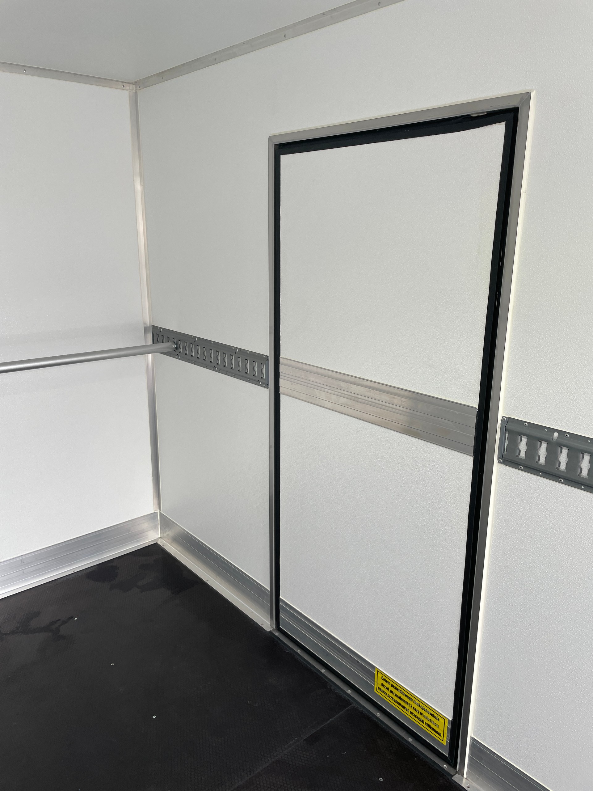 IVECO 35 S 18H A8 HIi-Matic 8-Gang Durchlader mit 2x Hebebühnen und Anhänger-image-11