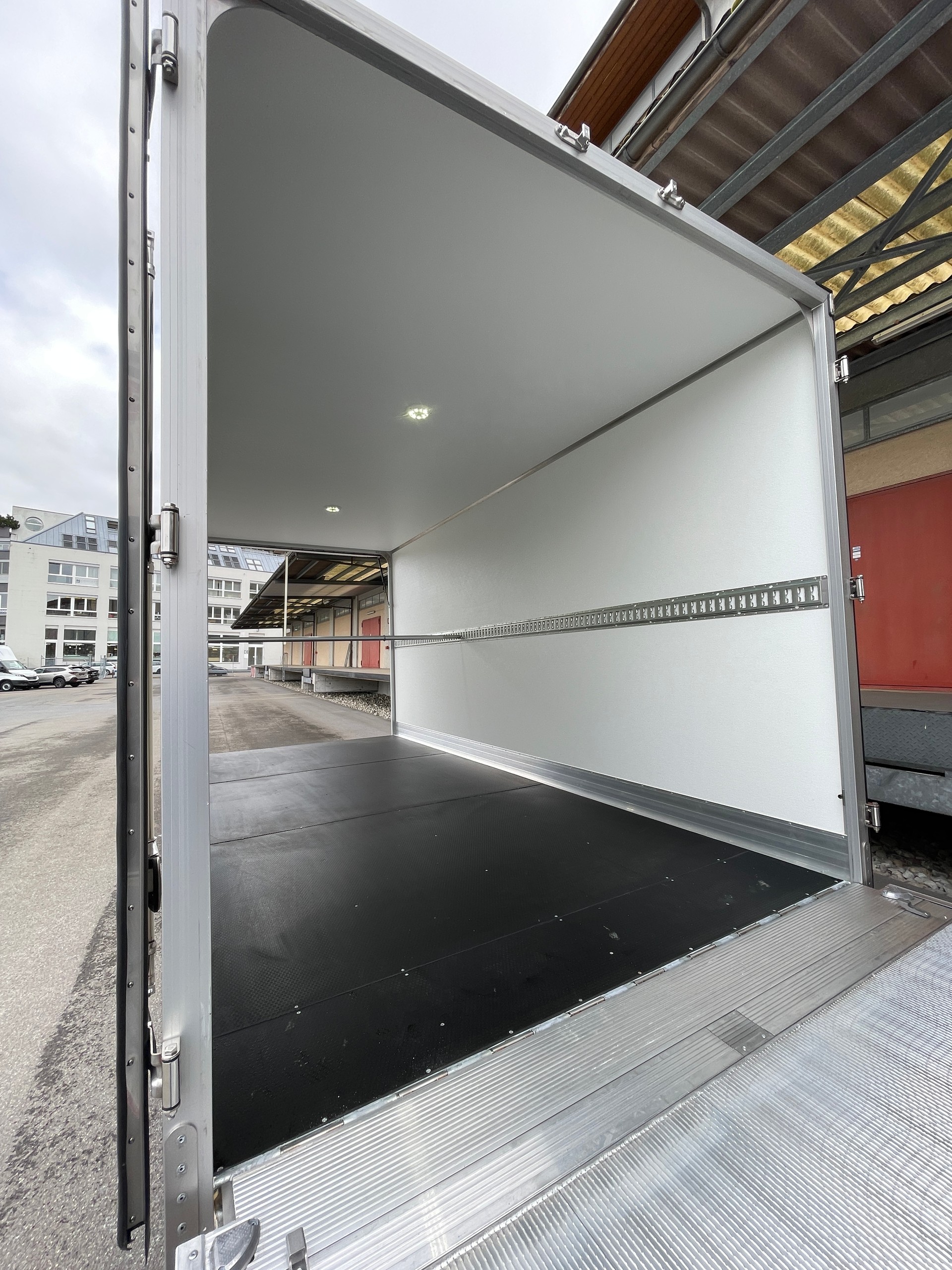 IVECO 35 S 18H A8 HIi-Matic 8-Gang Durchlader mit 2x Hebebühnen und Anhänger-image-15