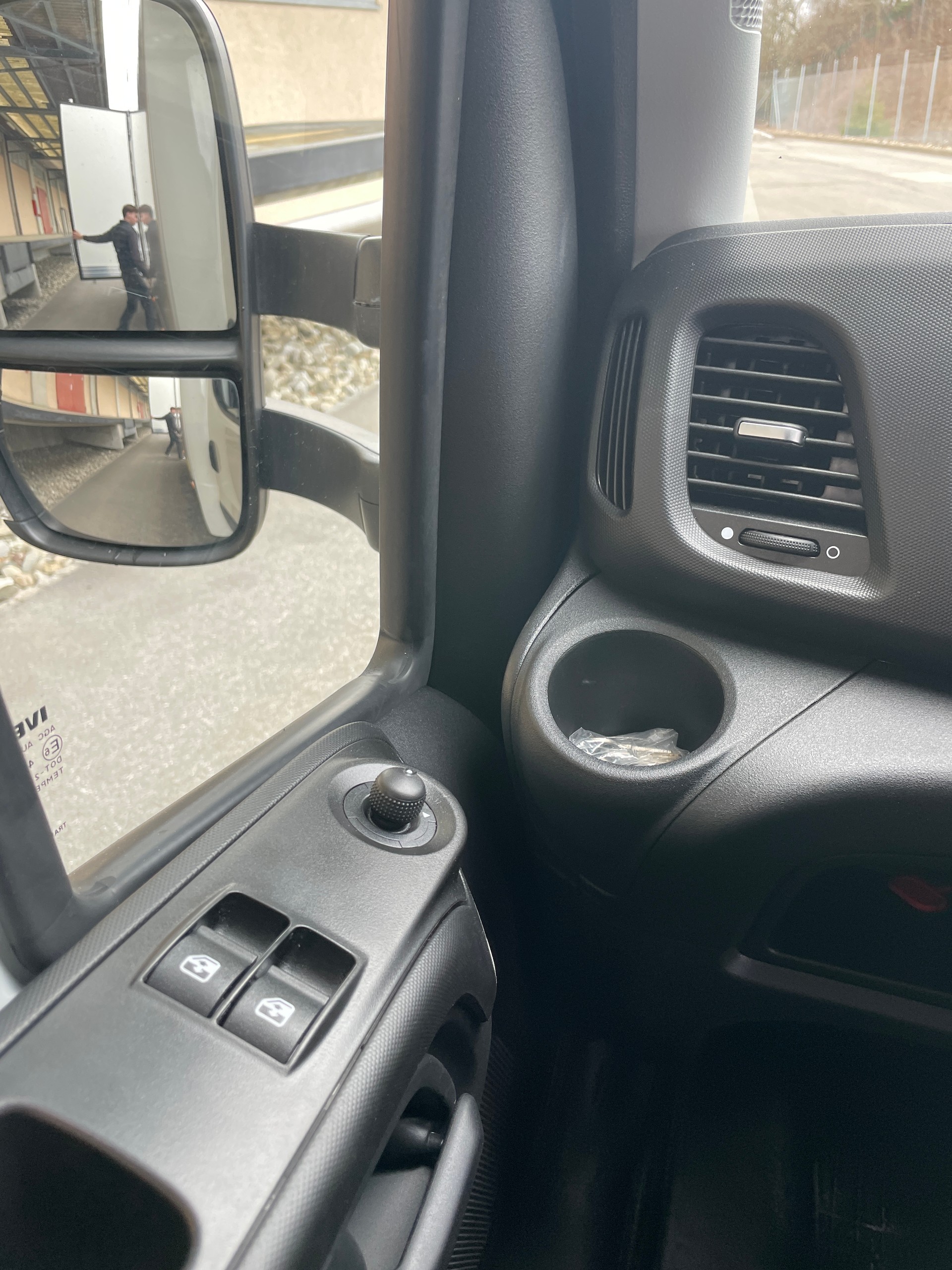 IVECO 35 S 18H A8 HIi-Matic 8-Gang Durchlader mit 2x Hebebühnen und Anhänger-image-23