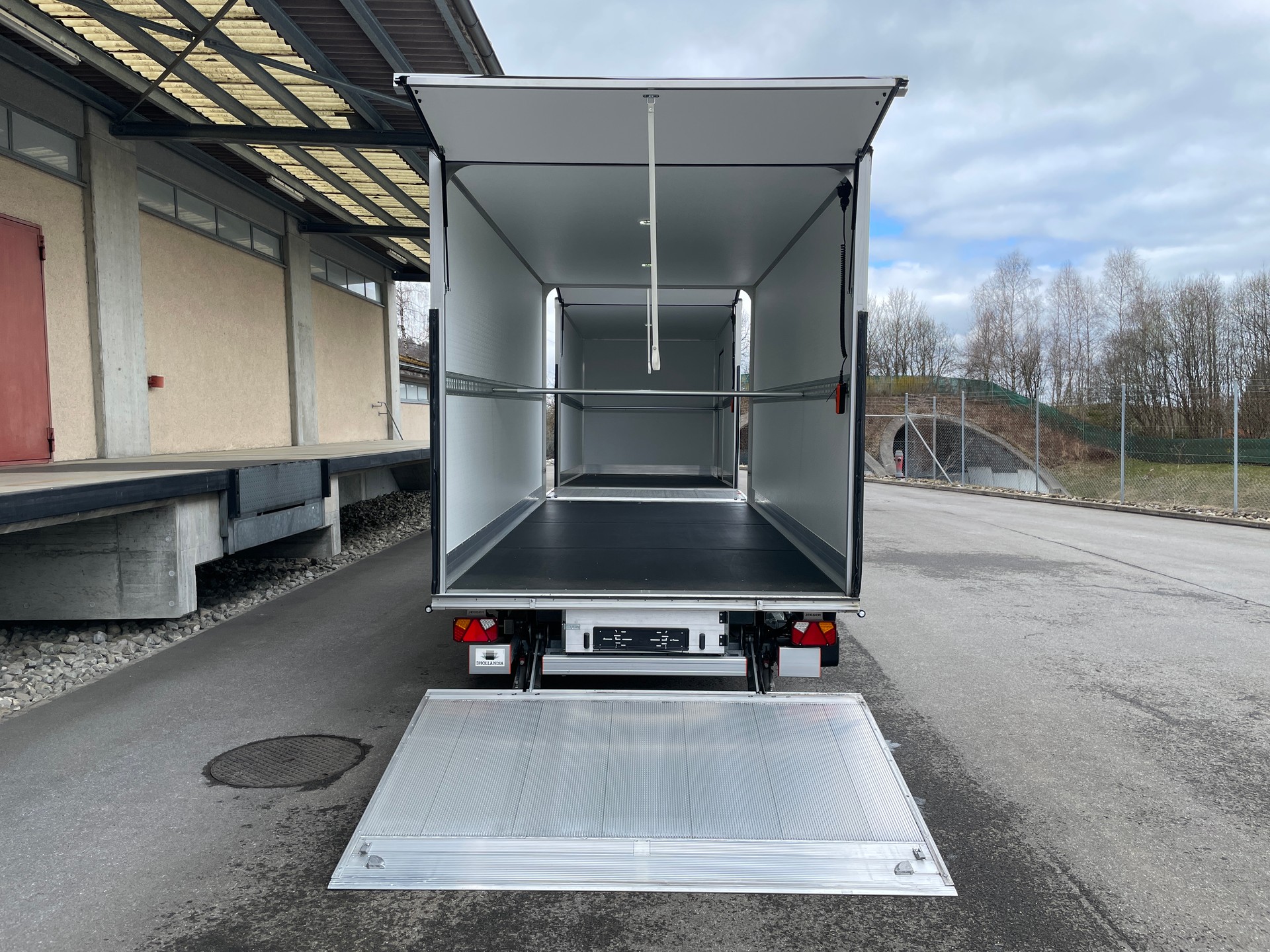 IVECO 35 S 18H A8 HIi-Matic 8-Gang Durchlader mit 2x Hebebühnen und Anhänger-image-2