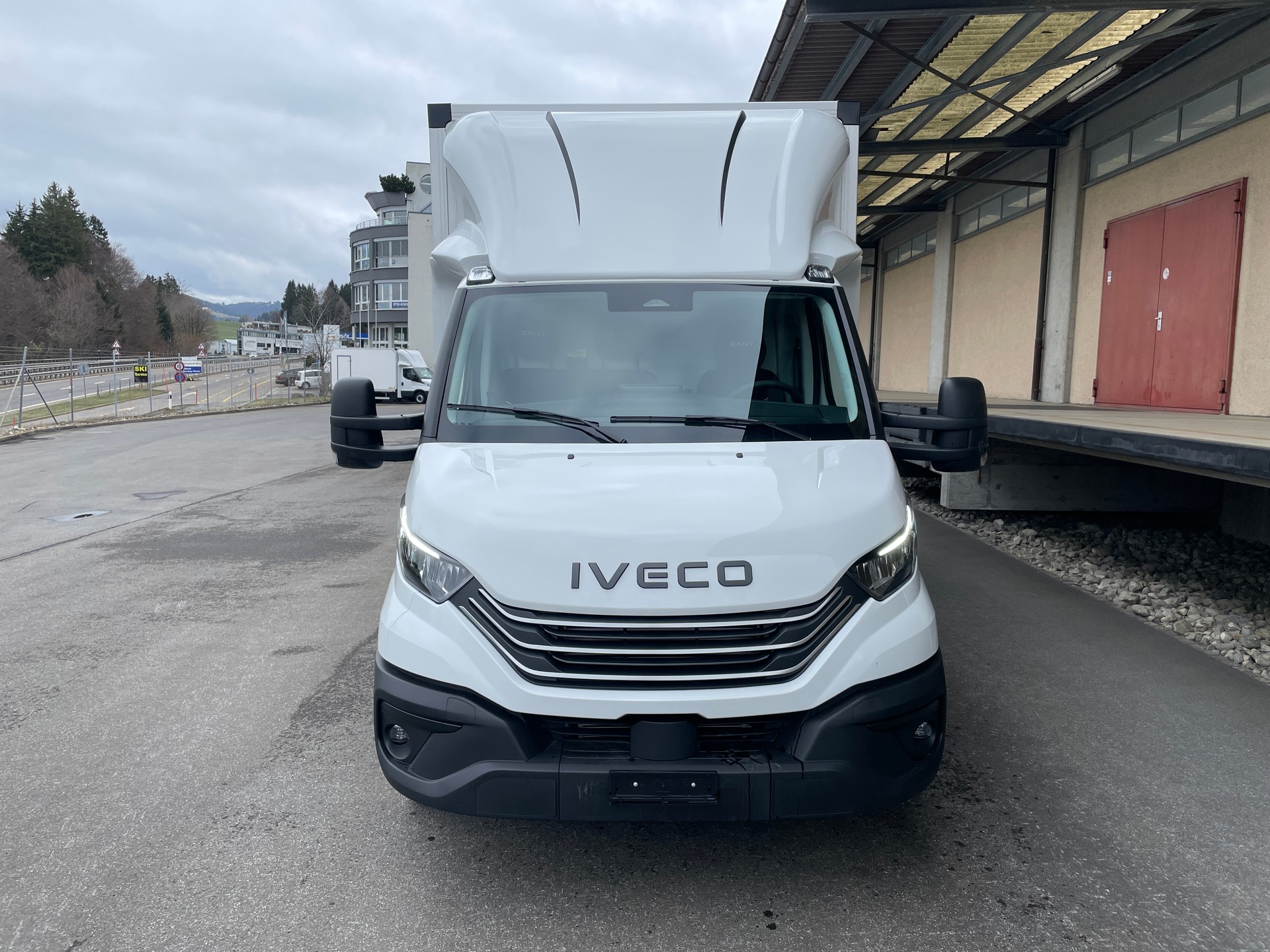 IVECO 35 S 18H A8 HIi-Matic 8-Gang Durchlader mit 2x Hebebühnen und Anhänger-image-3