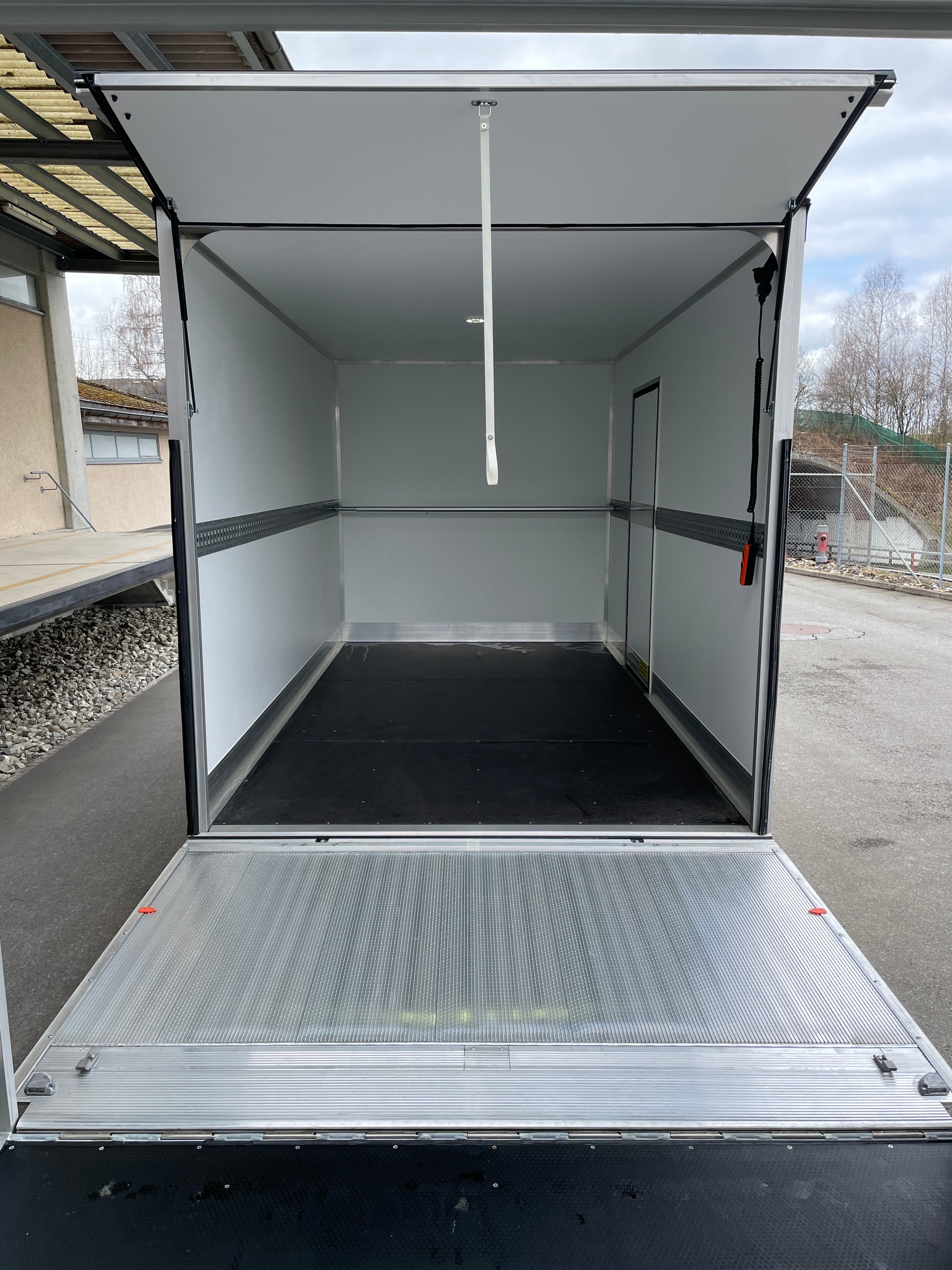 IVECO 35 S 18H A8 HIi-Matic 8-Gang Durchlader mit 2x Hebebühnen und Anhänger-image-9