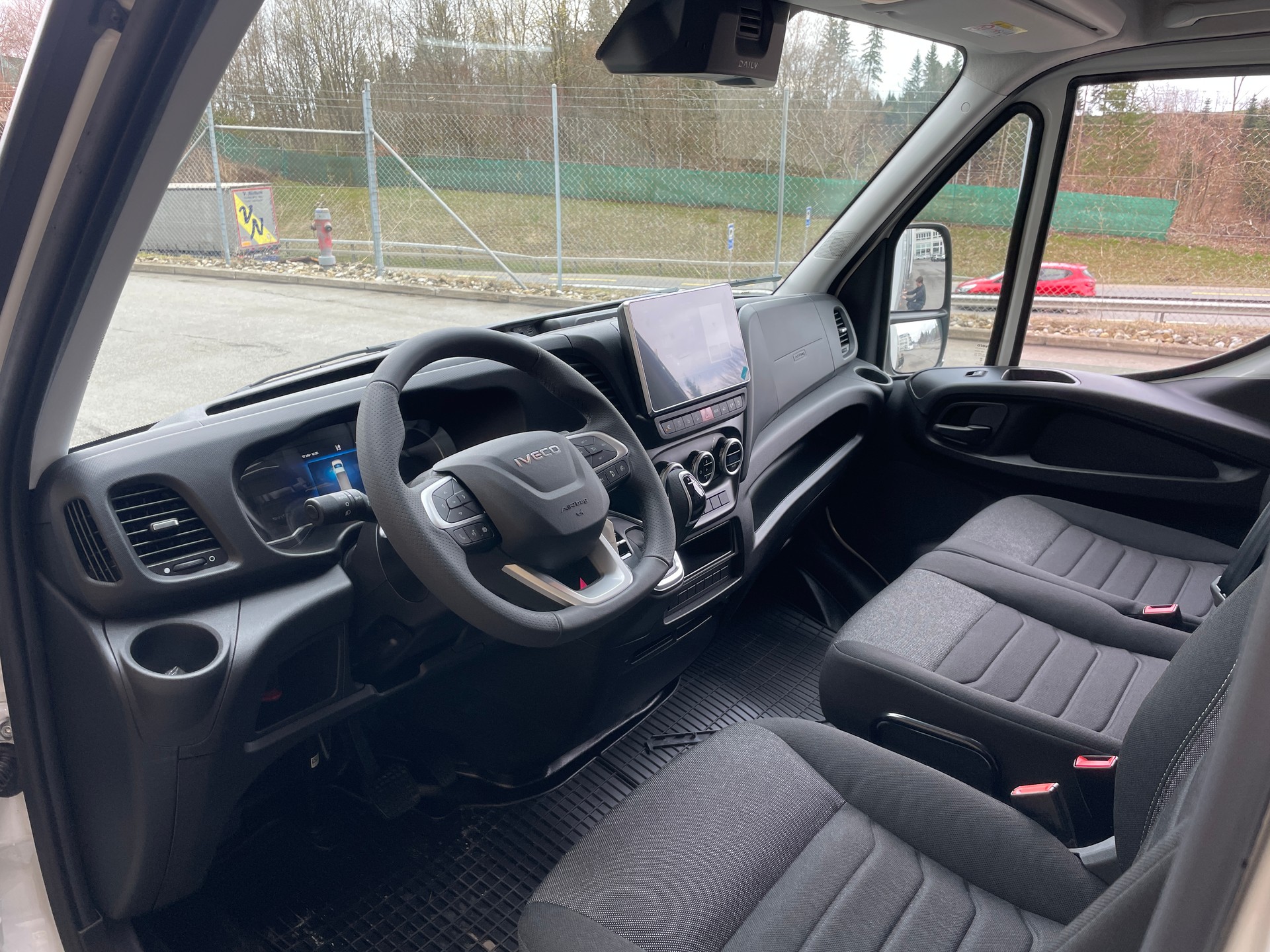 IVECO 35 S 18H A8 HIi-Matic 8-Gang Durchlader mit 2x Hebebühnen und Anhänger-image-19