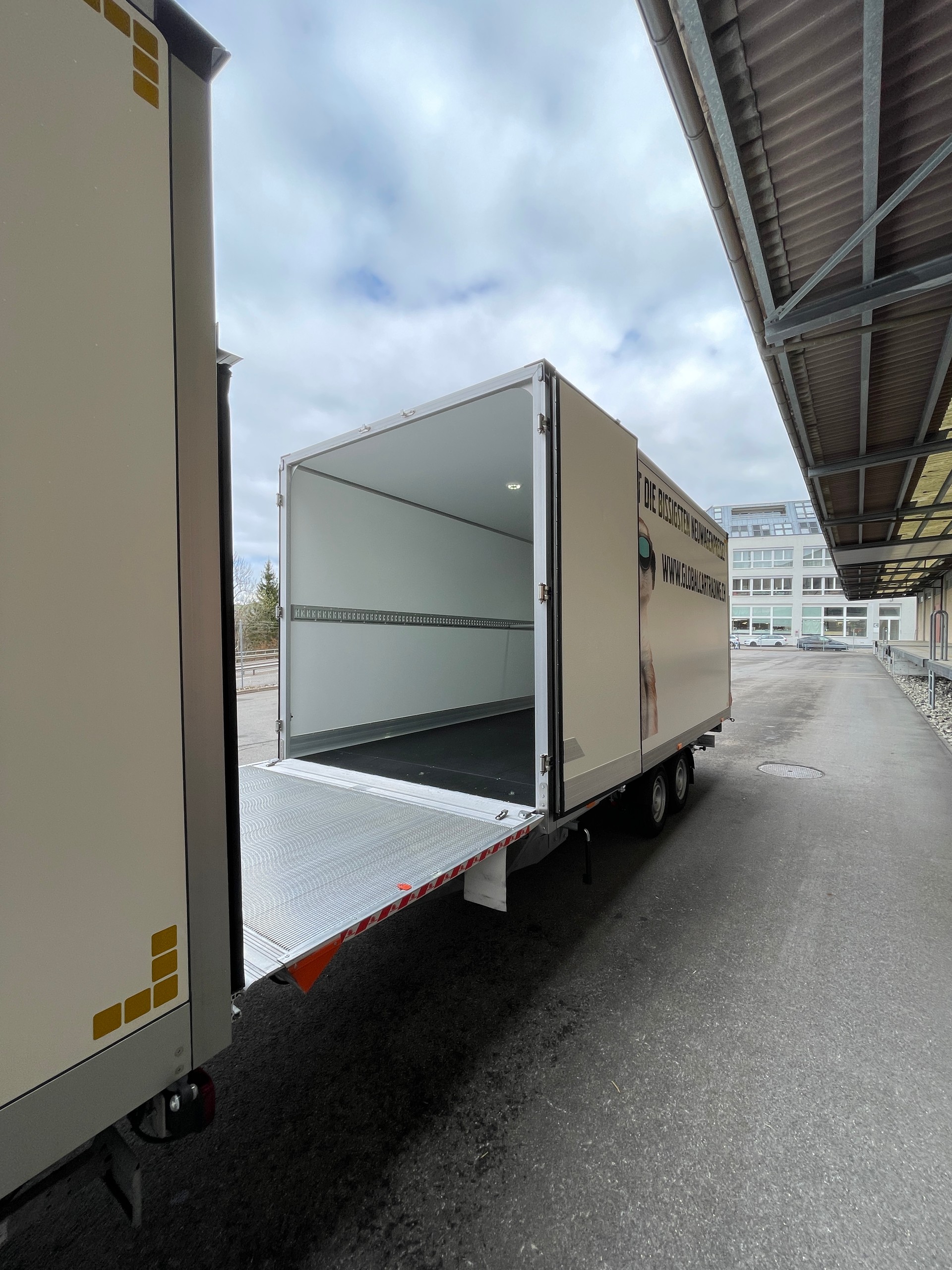 IVECO 35 S 18H A8 HIi-Matic 8-Gang Durchlader mit 2x Hebebühnen und Anhänger-image-18
