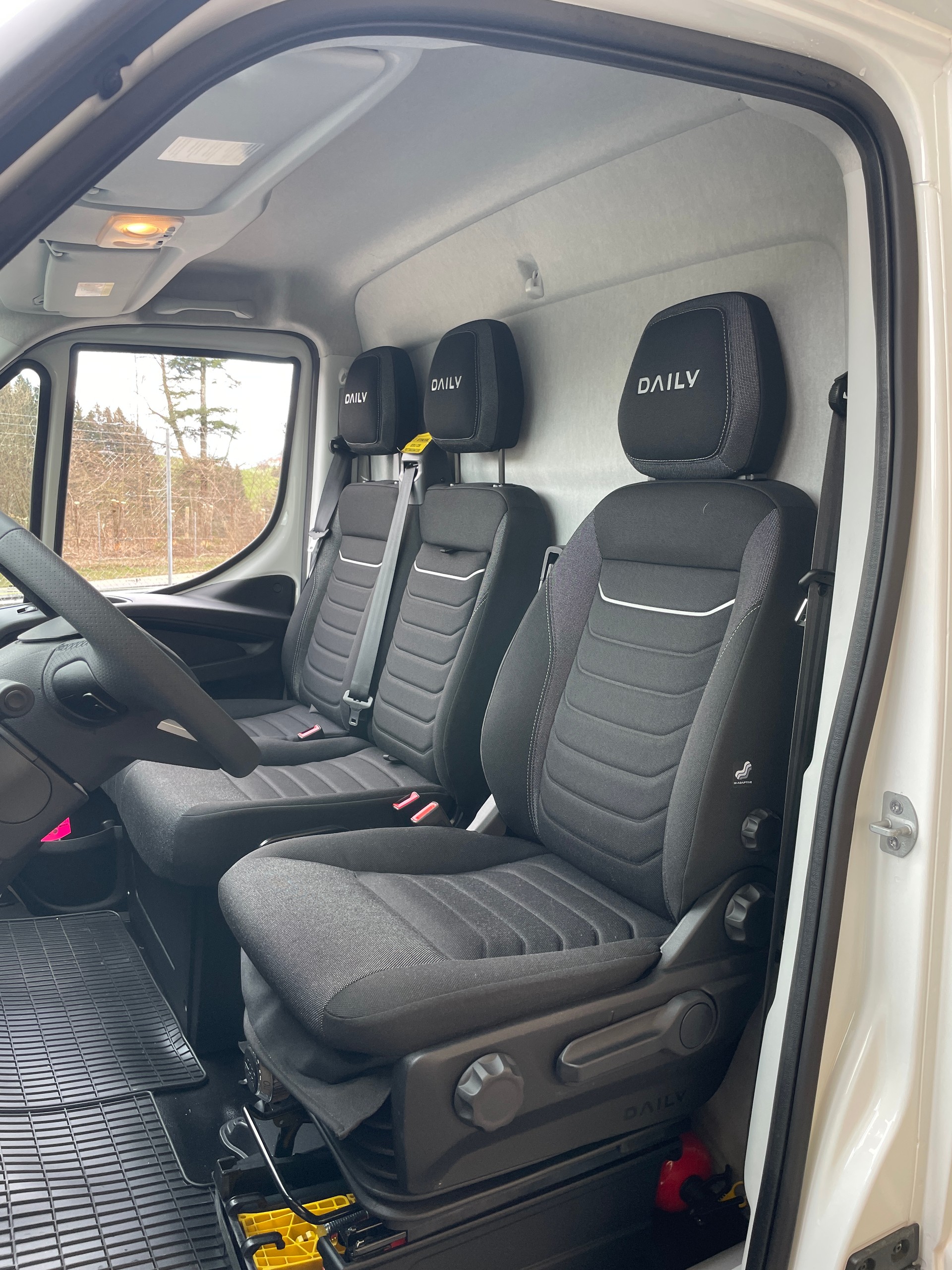 IVECO 35 S 18H A8 HIi-Matic 8-Gang Durchlader mit 2x Hebebühnen und Anhänger-image-22