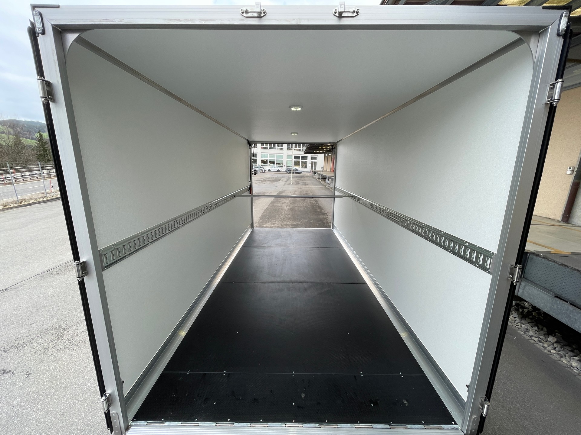 IVECO 35 S 18H A8 HIi-Matic 8-Gang Durchlader mit 2x Hebebühnen und Anhänger-image-14