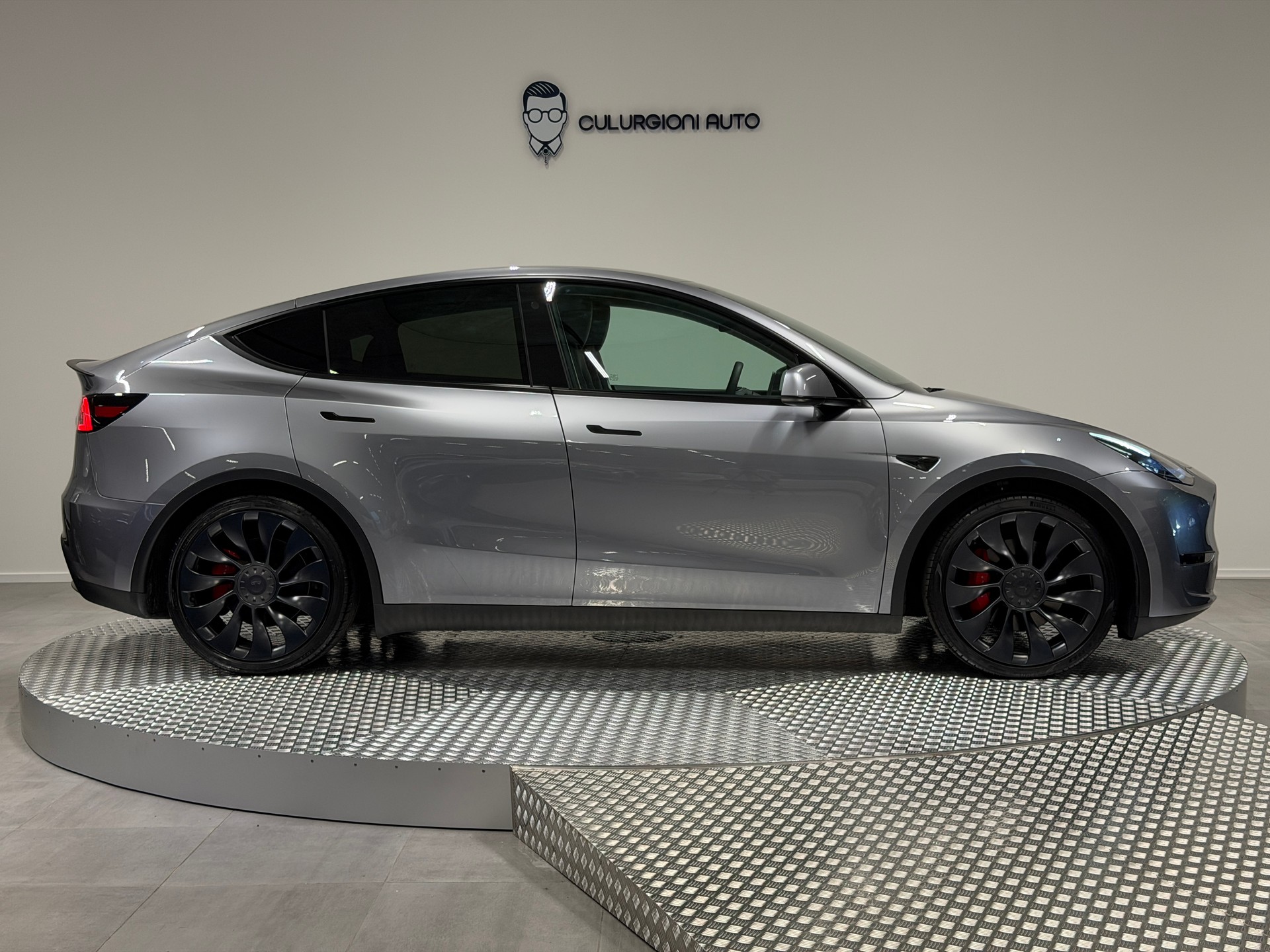 TESLA Model Y Performance-showroom-element-3