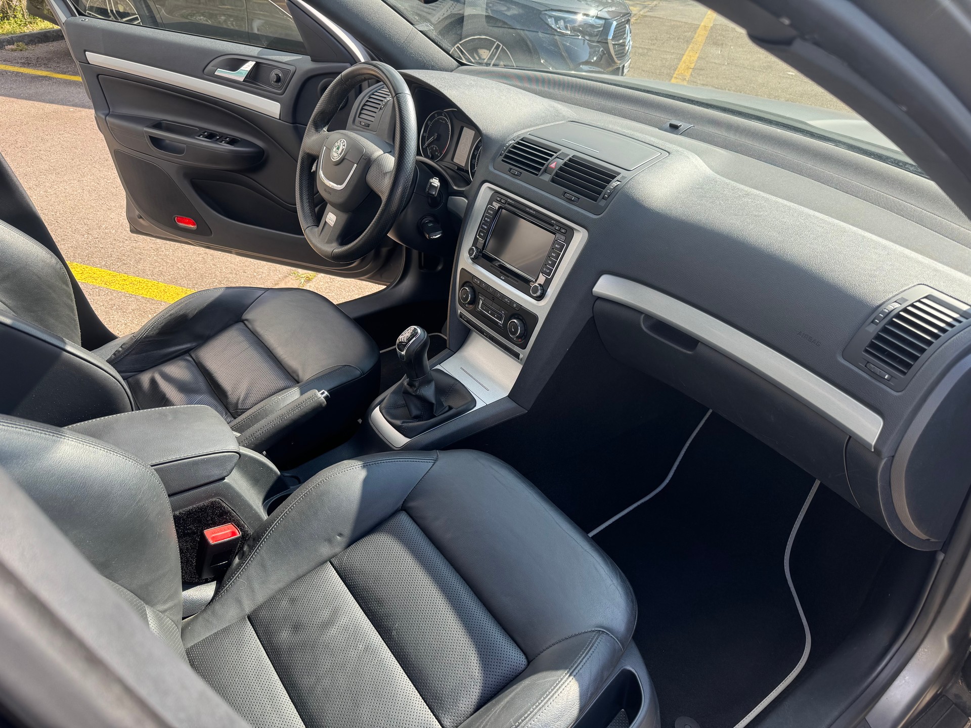 SKODA Octavia Combi 2.0 TSI RS-image-4