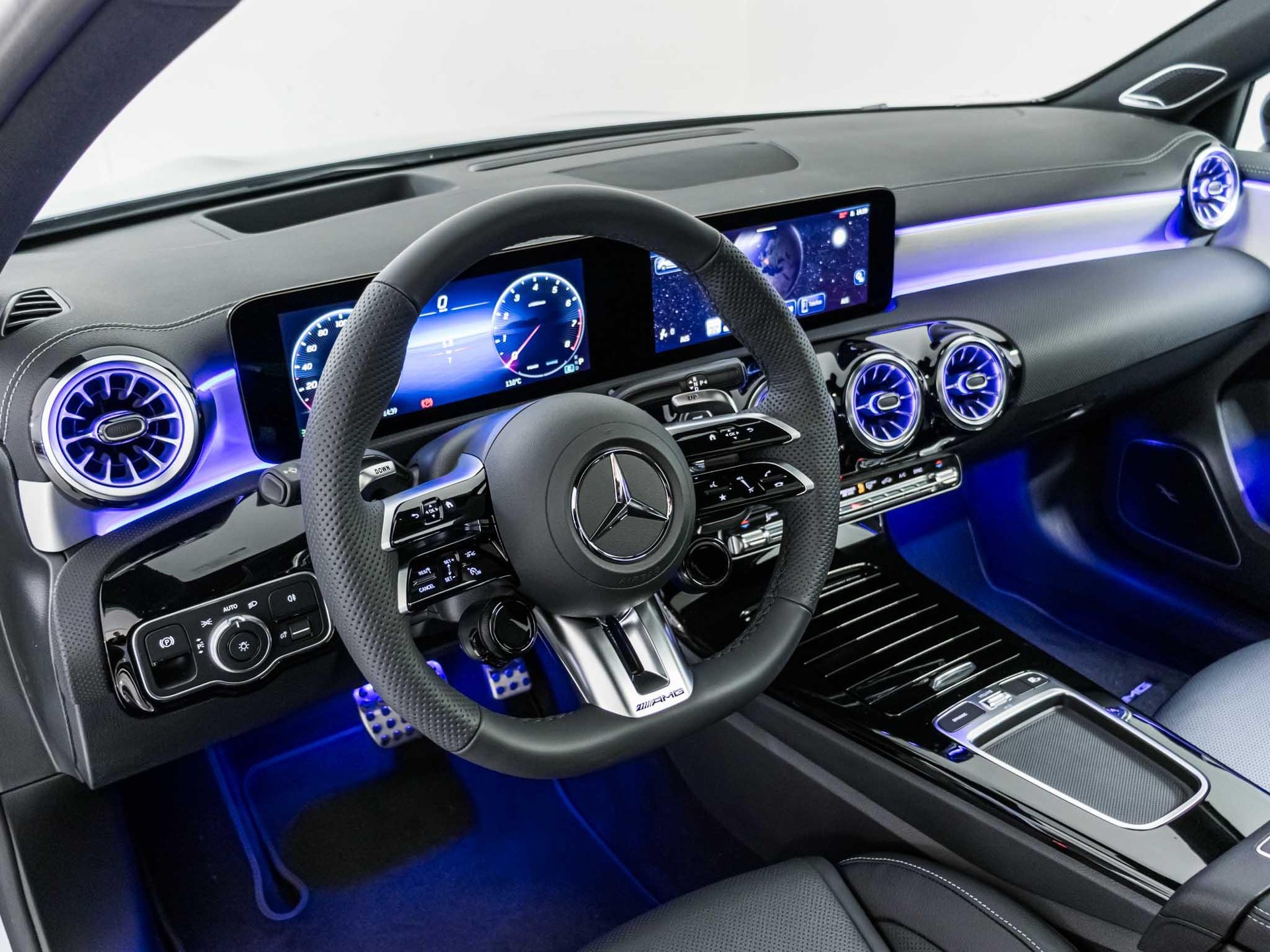 MERCEDES-BENZ A 35 AMG 4MATIC-image-9