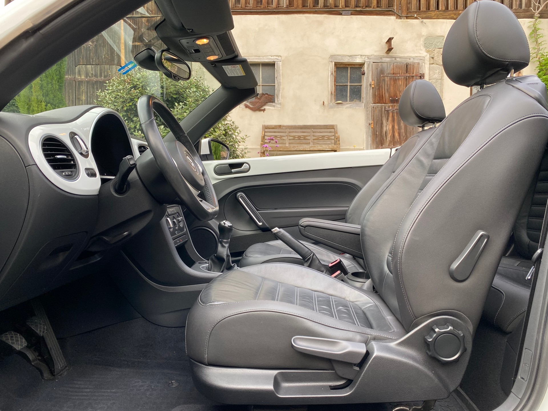 VW VW Beetle Cabrio 1.4 TSI Sport - frisch ab Service & MFK - Leder-image-7