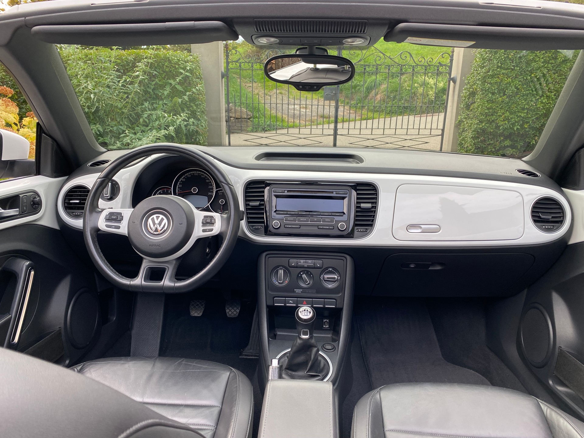 VW VW Beetle Cabrio 1.4 TSI Sport - frisch ab Service & MFK - Leder-image-14