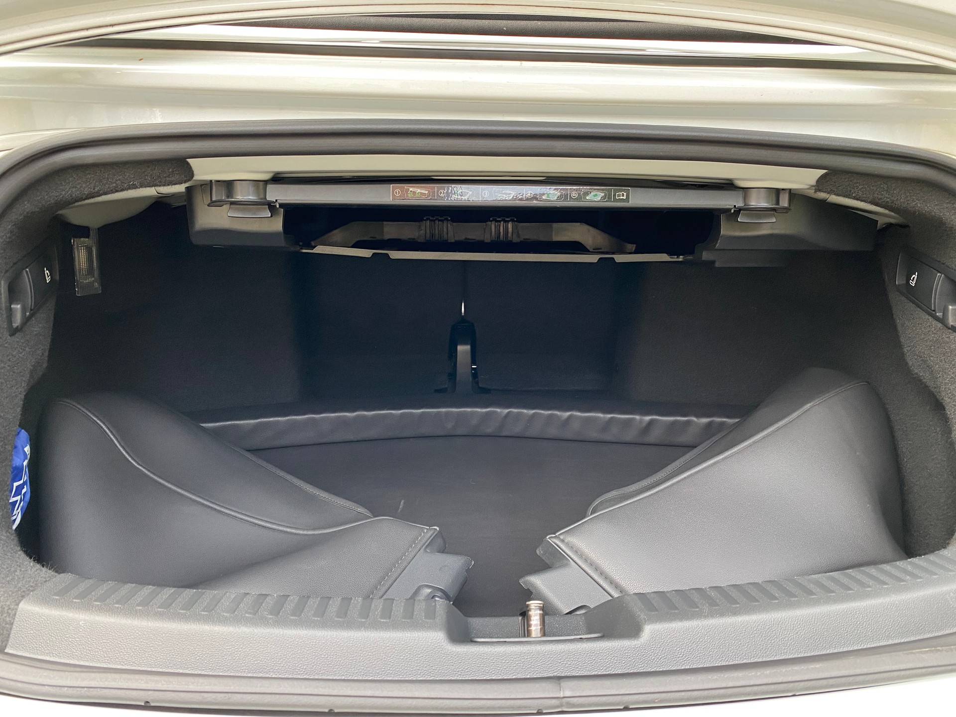 VW VW Beetle Cabrio 1.4 TSI Sport - frisch ab Service & MFK - Leder-image-16