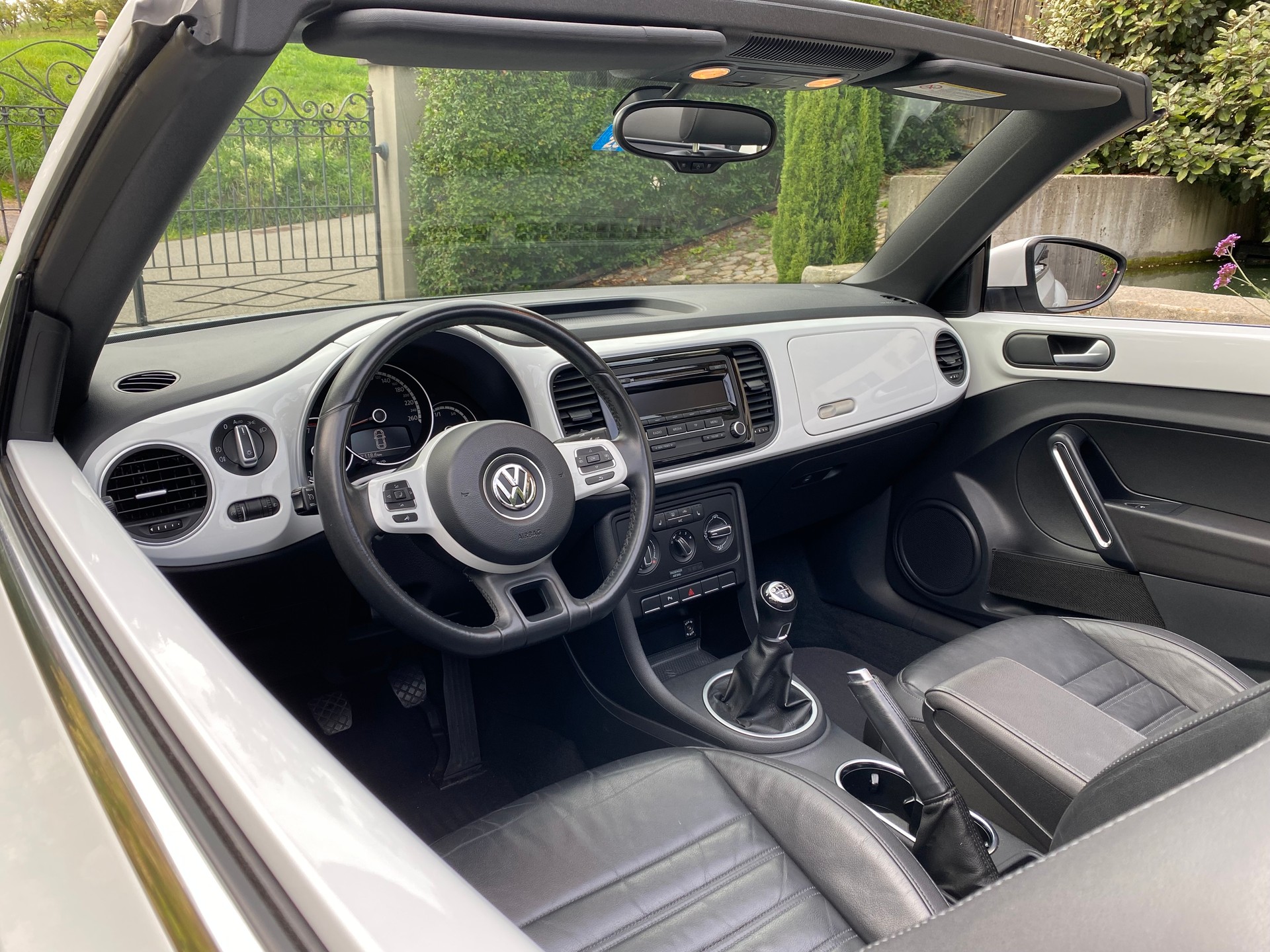 VW VW Beetle Cabrio 1.4 TSI Sport - frisch ab Service & MFK - Leder-image-5