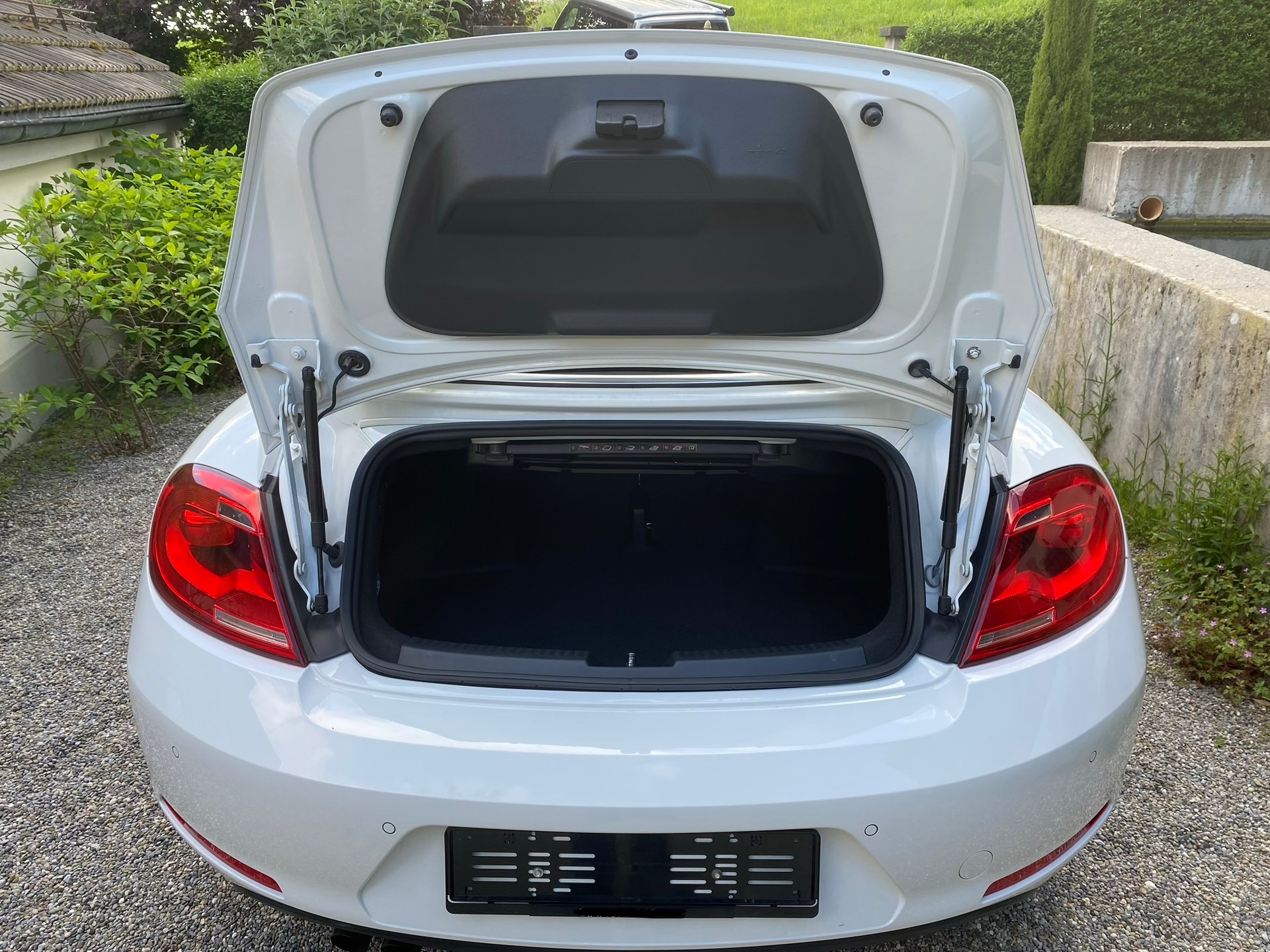 VW VW Beetle Cabrio 1.4 TSI Sport - frisch ab Service & MFK - Leder-image-11