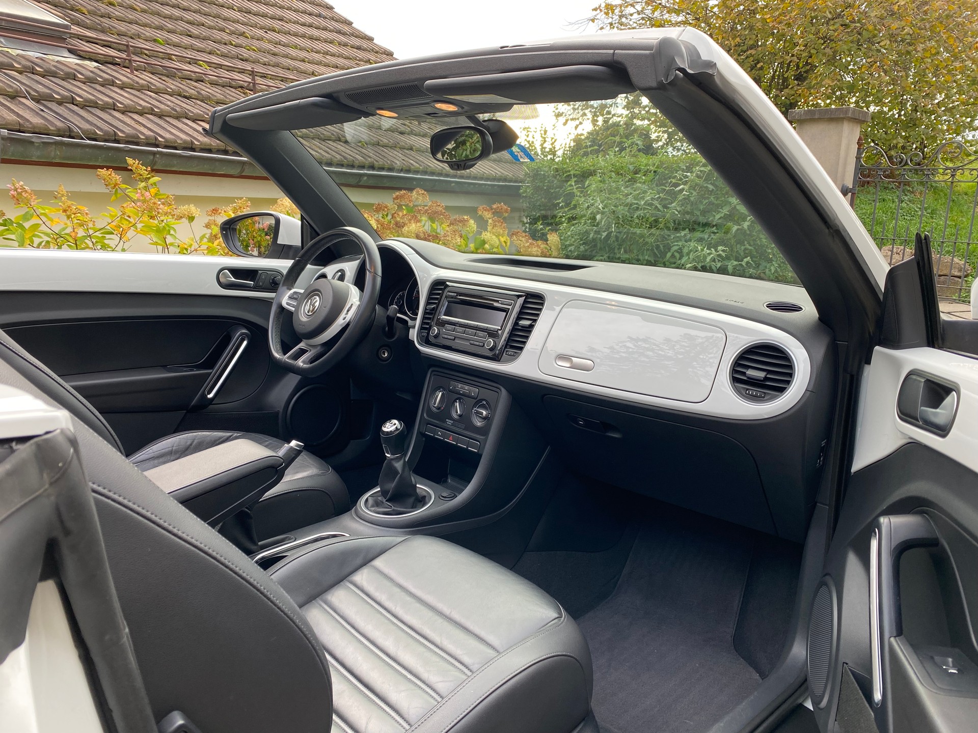 VW VW Beetle Cabrio 1.4 TSI Sport - frisch ab Service & MFK - Leder-image-6