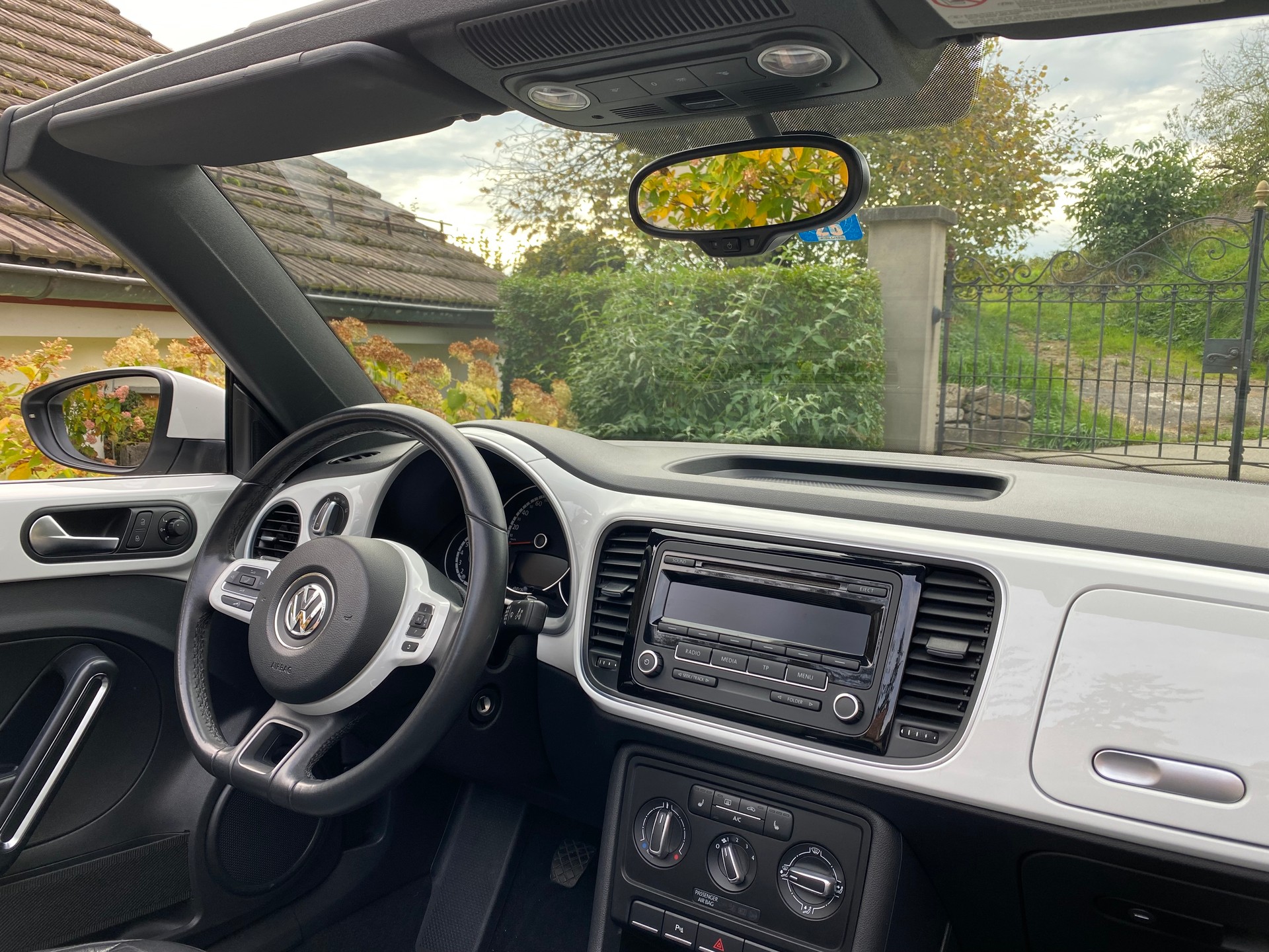 VW VW Beetle Cabrio 1.4 TSI Sport - frisch ab Service & MFK - Leder-image-13