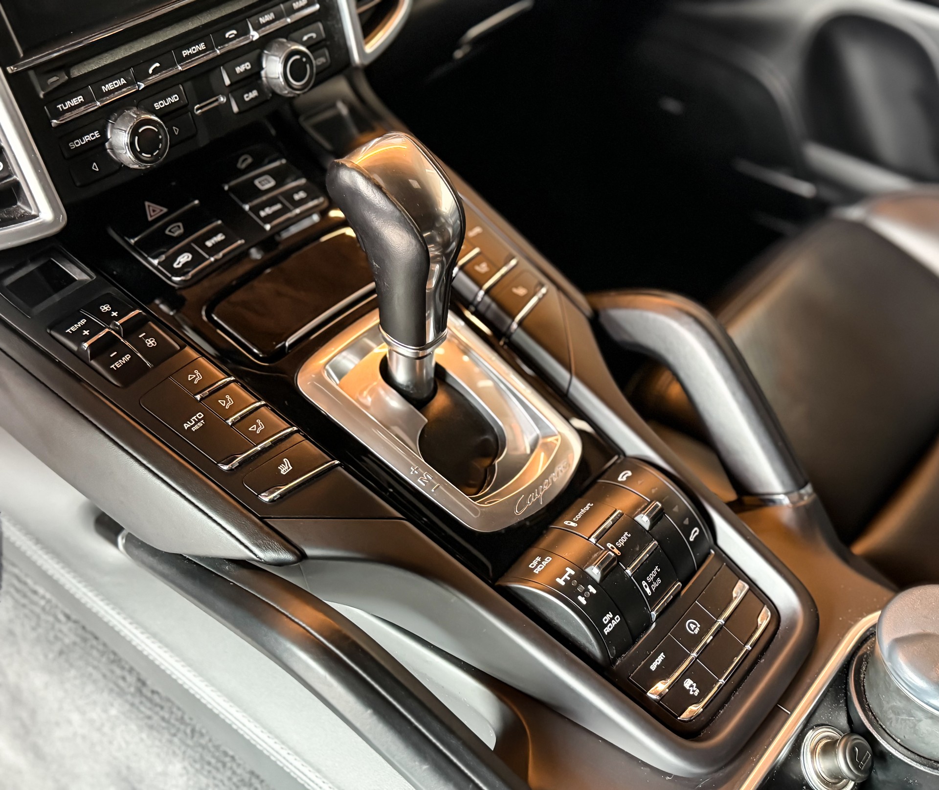 PORSCHE Cayenne Diesel Platinum Edition-image-10