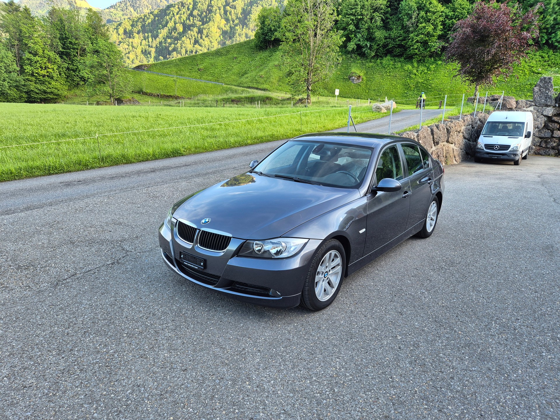 BMW 320i-image-0
