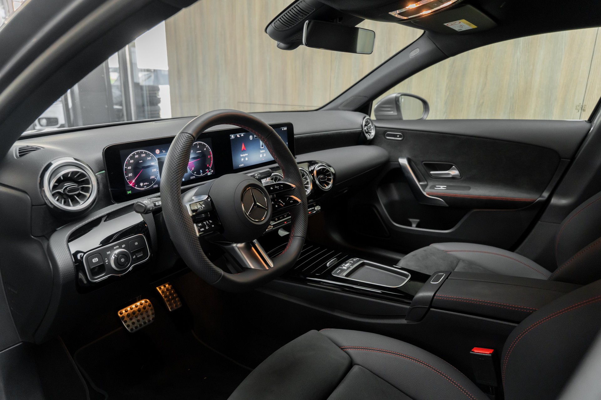 MERCEDES-BENZ A 220 d 8G-DCT-showroom-element-3