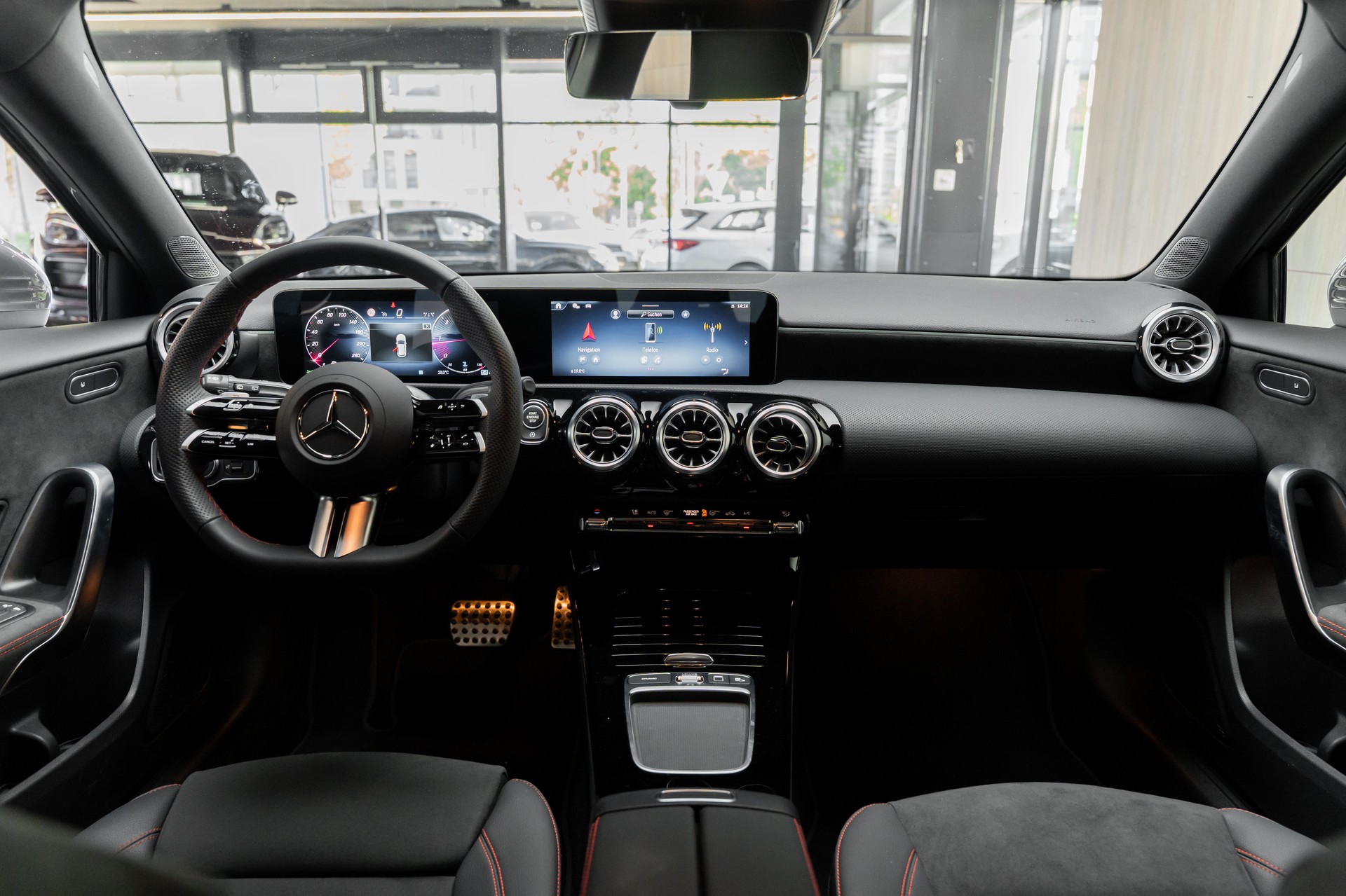 MERCEDES-BENZ A 220 d 8G-DCT-showroom-element-2