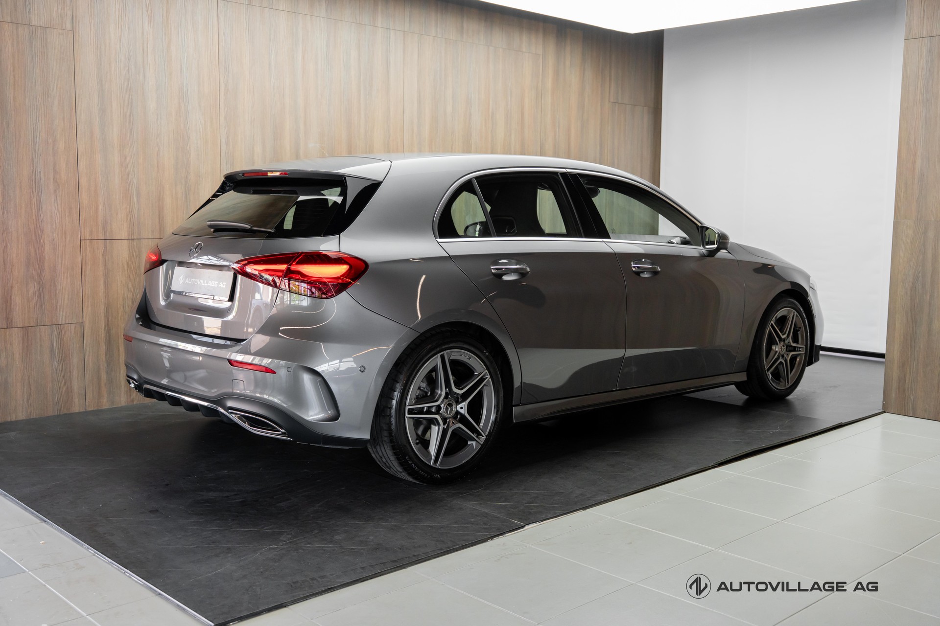 MERCEDES-BENZ A 220 d 8G-DCT-showroom-element-1