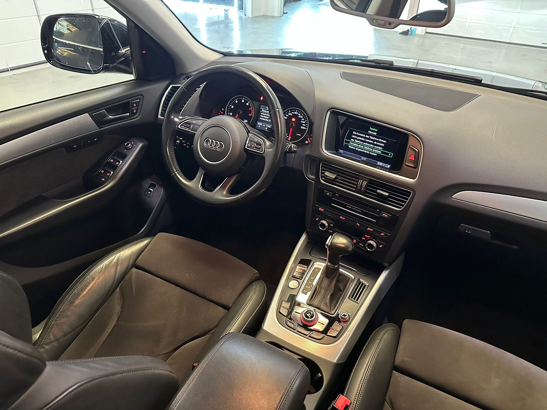 AUDI Q5 2.0 TFSI quattro T-Tronic-image-8