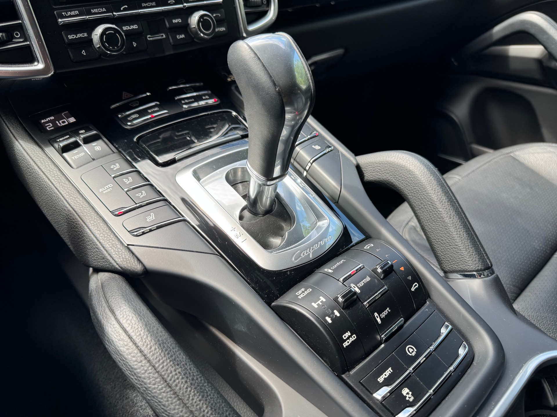 PORSCHE Cayenne Diesel ** ALL BLACK **-image-10