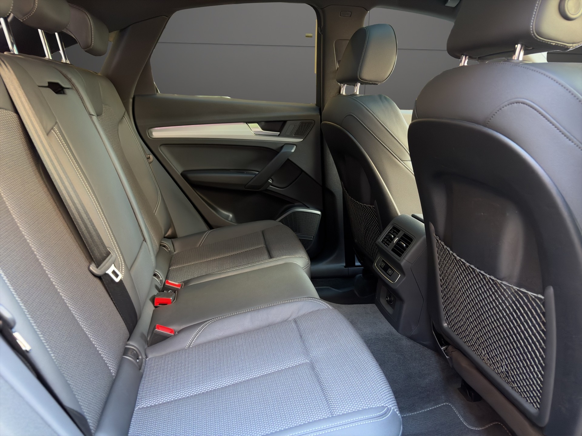 AUDI Q5 Sportback 40 TDI Blackedition quattro S-tronic-image-14