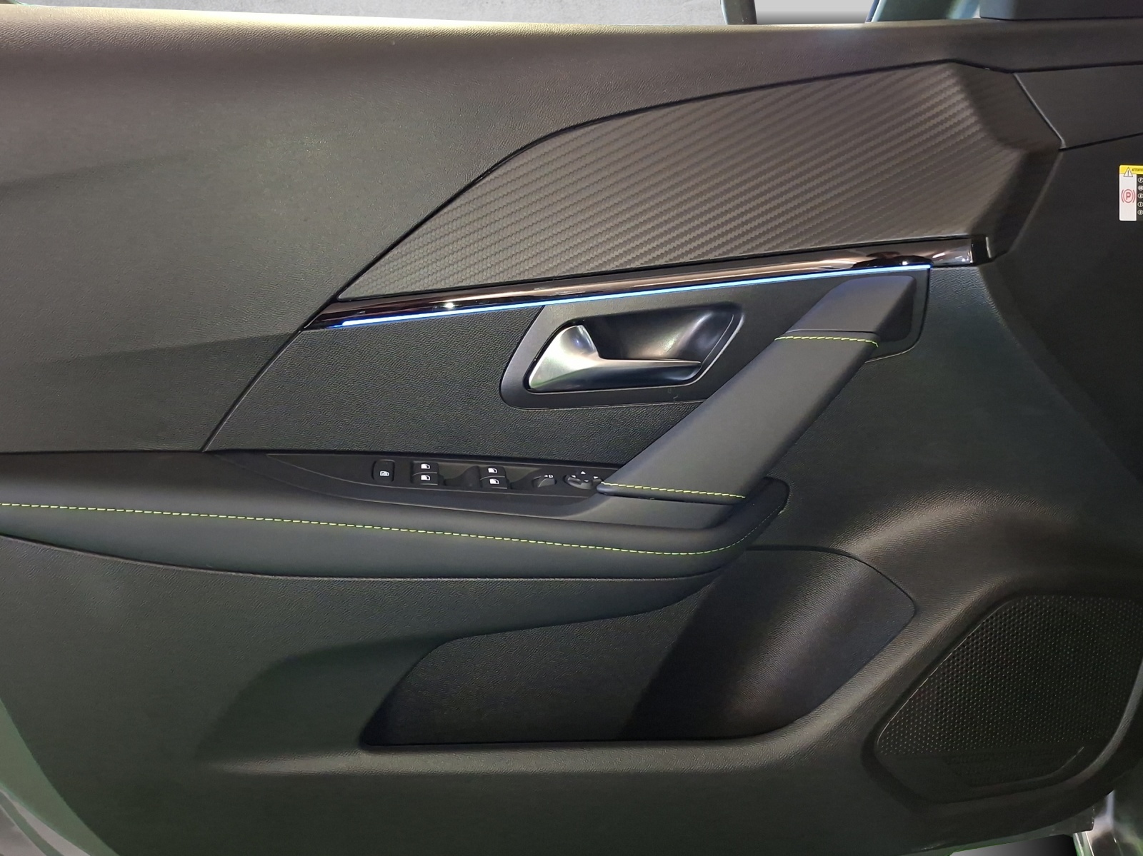 PEUGEOT 208 1.2 Hybrid 145 GT-image-12