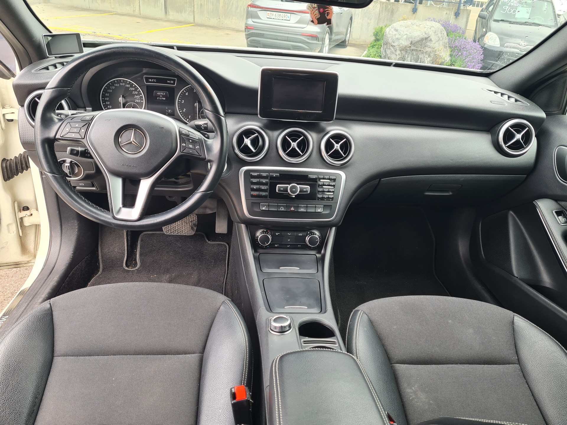 MERCEDES-BENZ A 180 Style 7G-DCT-image-8