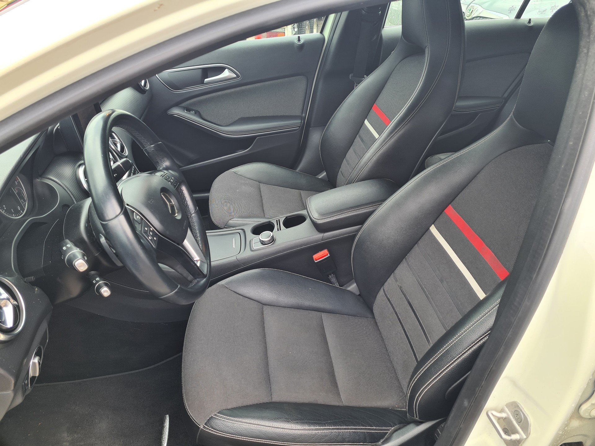 MERCEDES-BENZ A 180 Style 7G-DCT-image-6