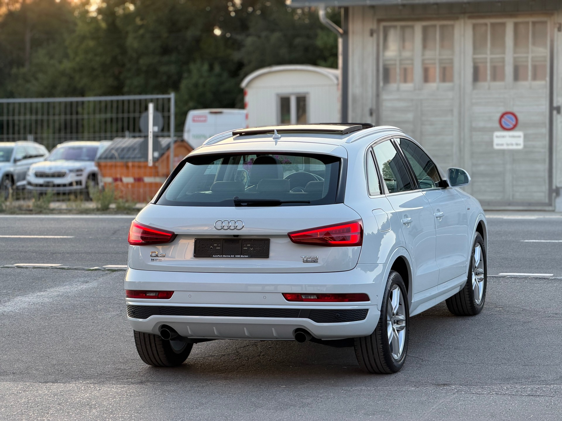 AUDI Q3 2.0 TFSI design quattro S-tronic-image-4