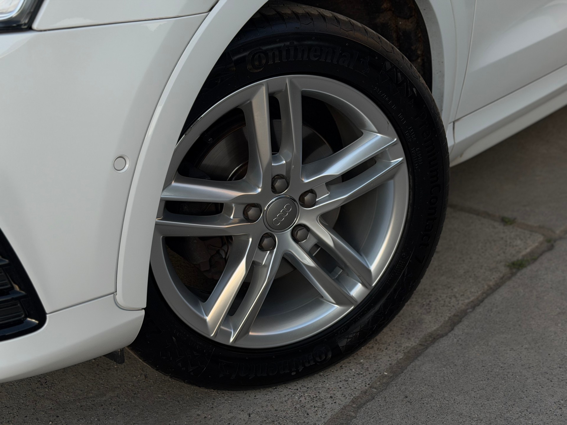 AUDI Q3 2.0 TFSI design quattro S-tronic-image-9