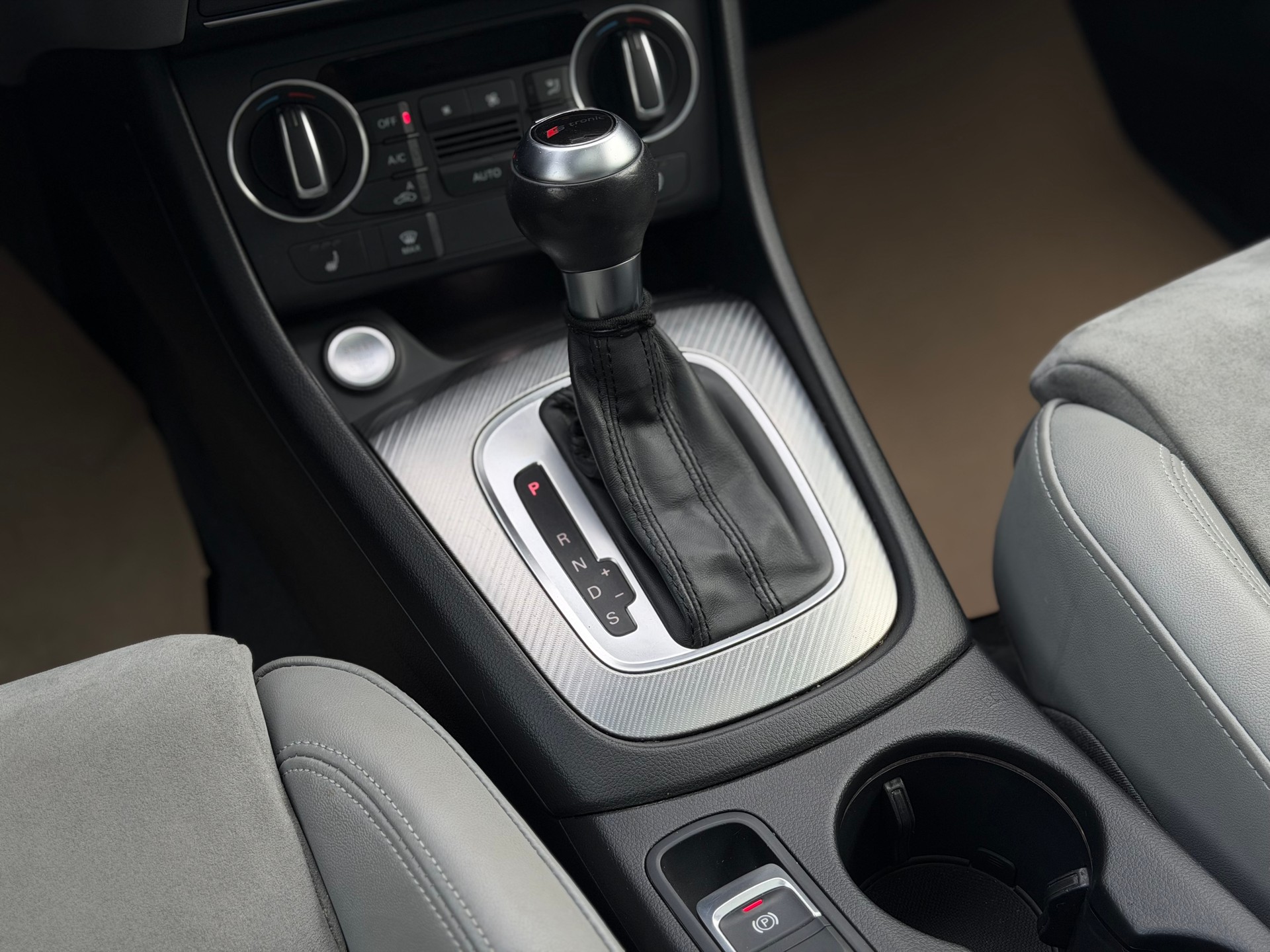 AUDI Q3 2.0 TFSI design quattro S-tronic-image-17
