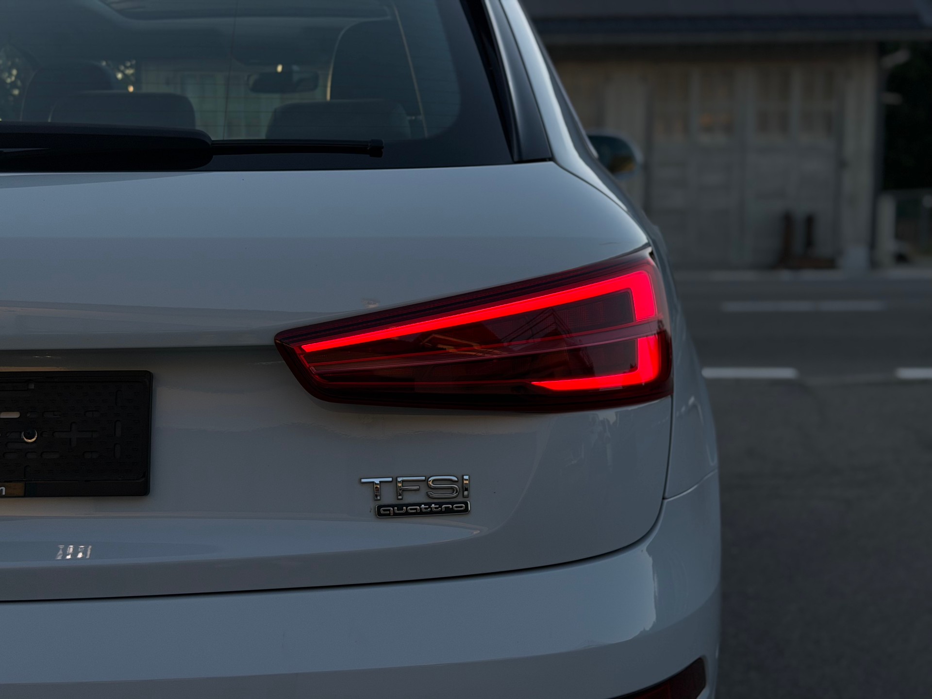 AUDI Q3 2.0 TFSI design quattro S-tronic-image-8
