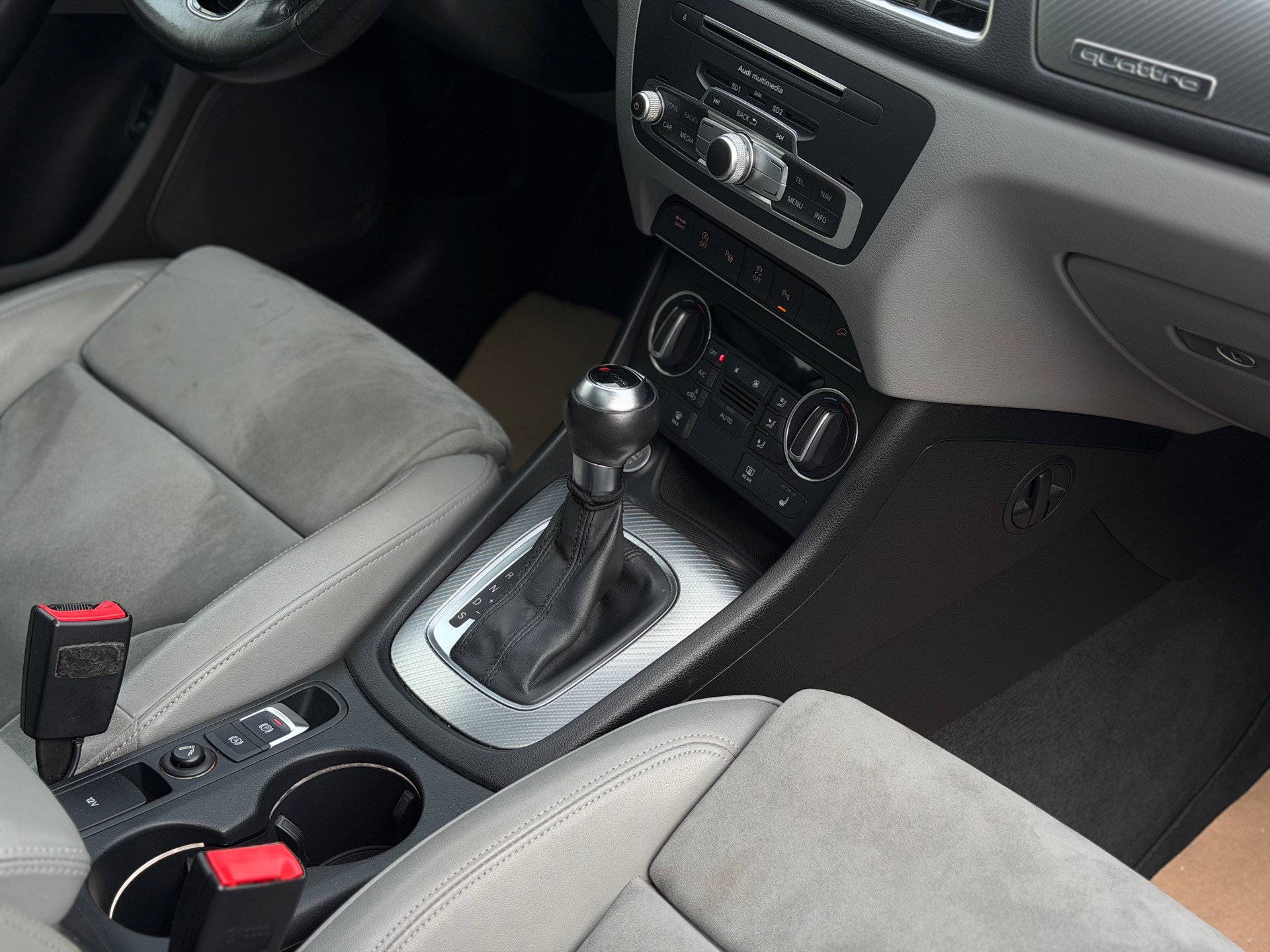 AUDI Q3 2.0 TFSI design quattro S-tronic-image-18