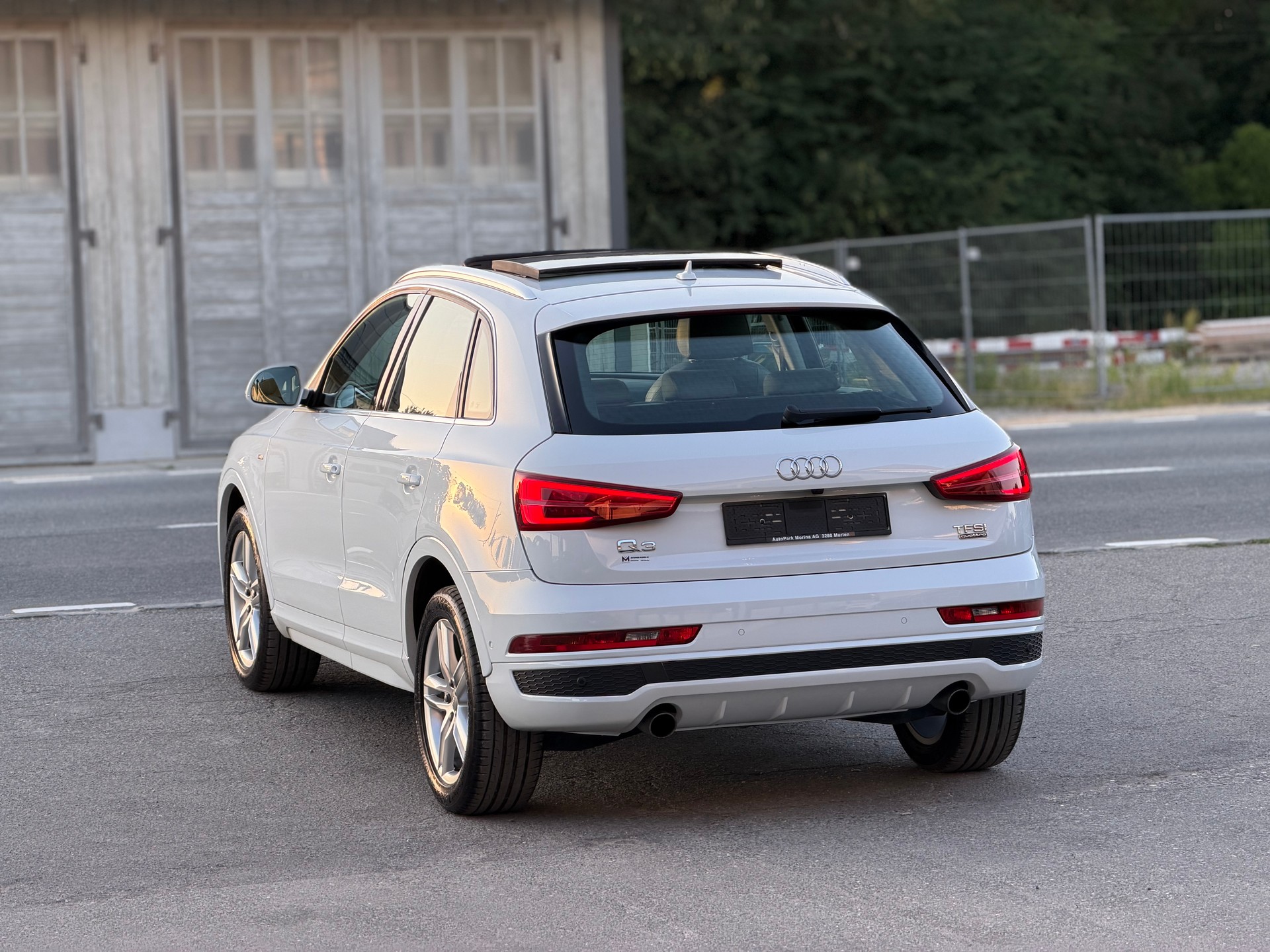 AUDI Q3 2.0 TFSI design quattro S-tronic-image-6