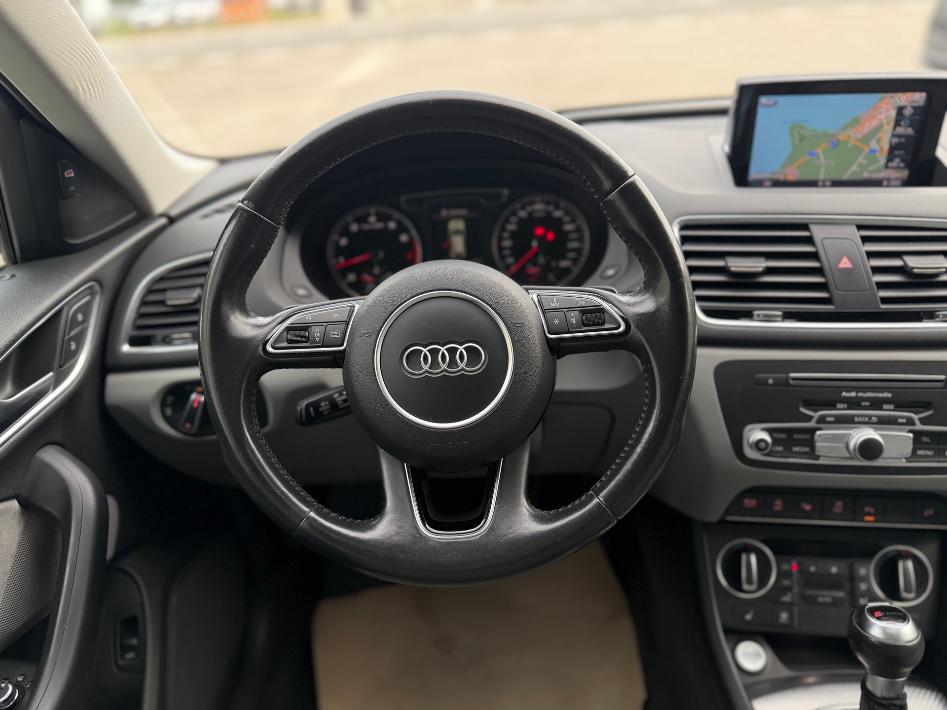 AUDI Q3 2.0 TFSI design quattro S-tronic-image-16
