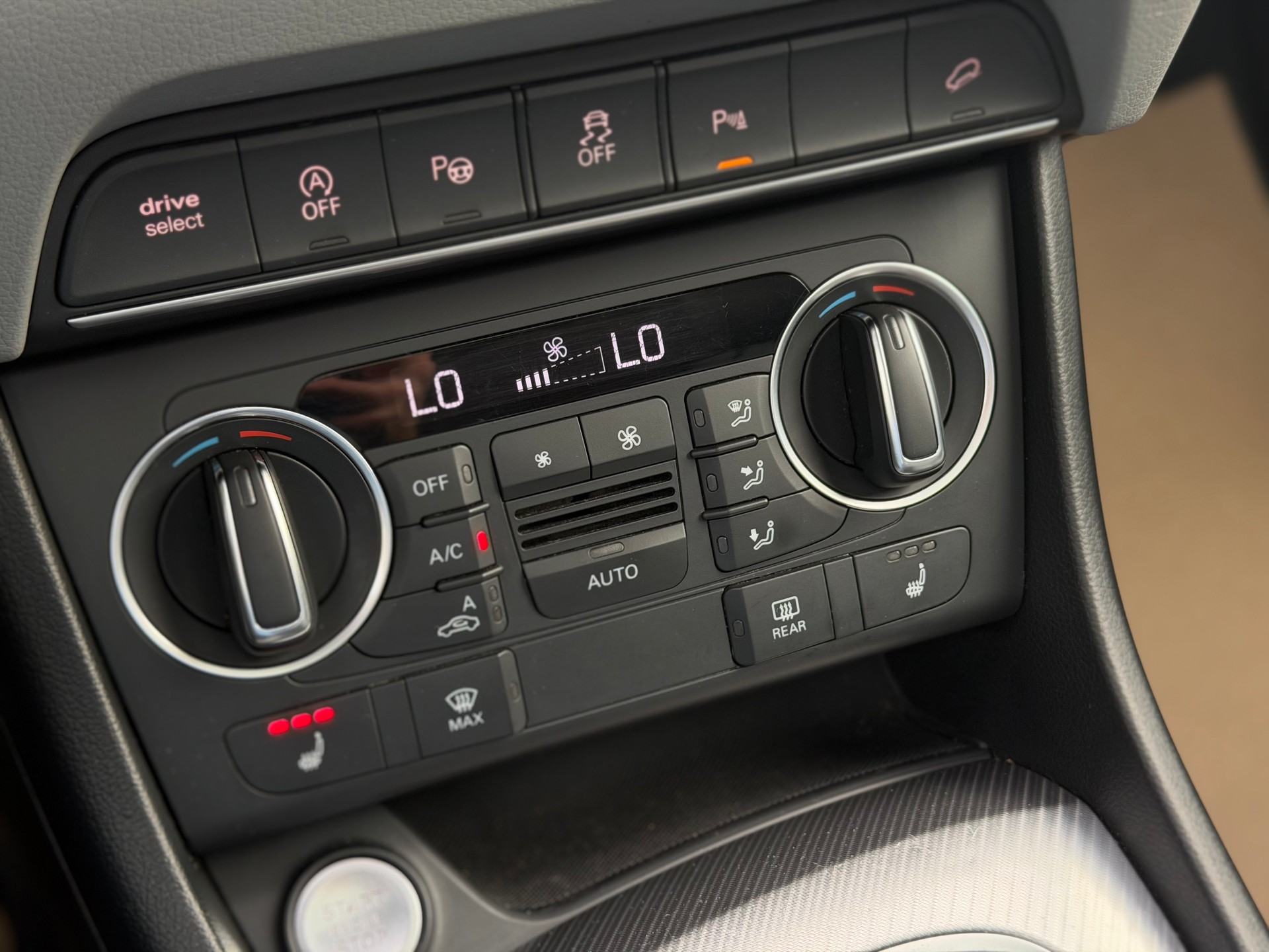AUDI Q3 2.0 TFSI design quattro S-tronic-image-21