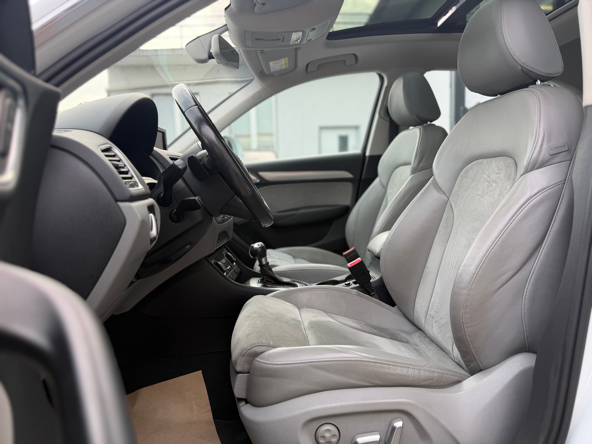 AUDI Q3 2.0 TFSI design quattro S-tronic-image-10