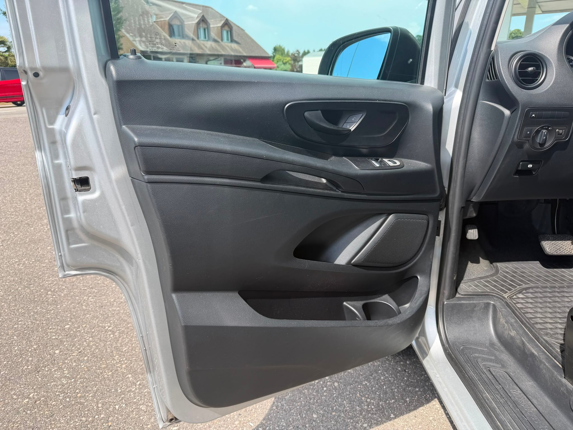 MERCEDES-BENZ VITO Tourer-image-10