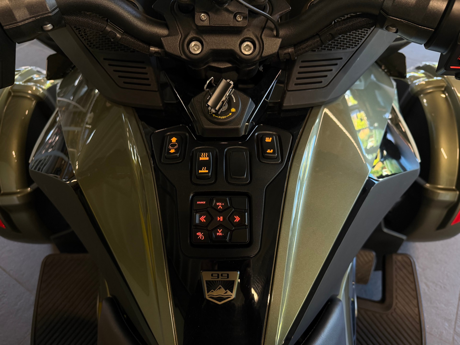 CAN-AM Spyder RT-LTD Sea Sky Edition SE6-showroom-element-3