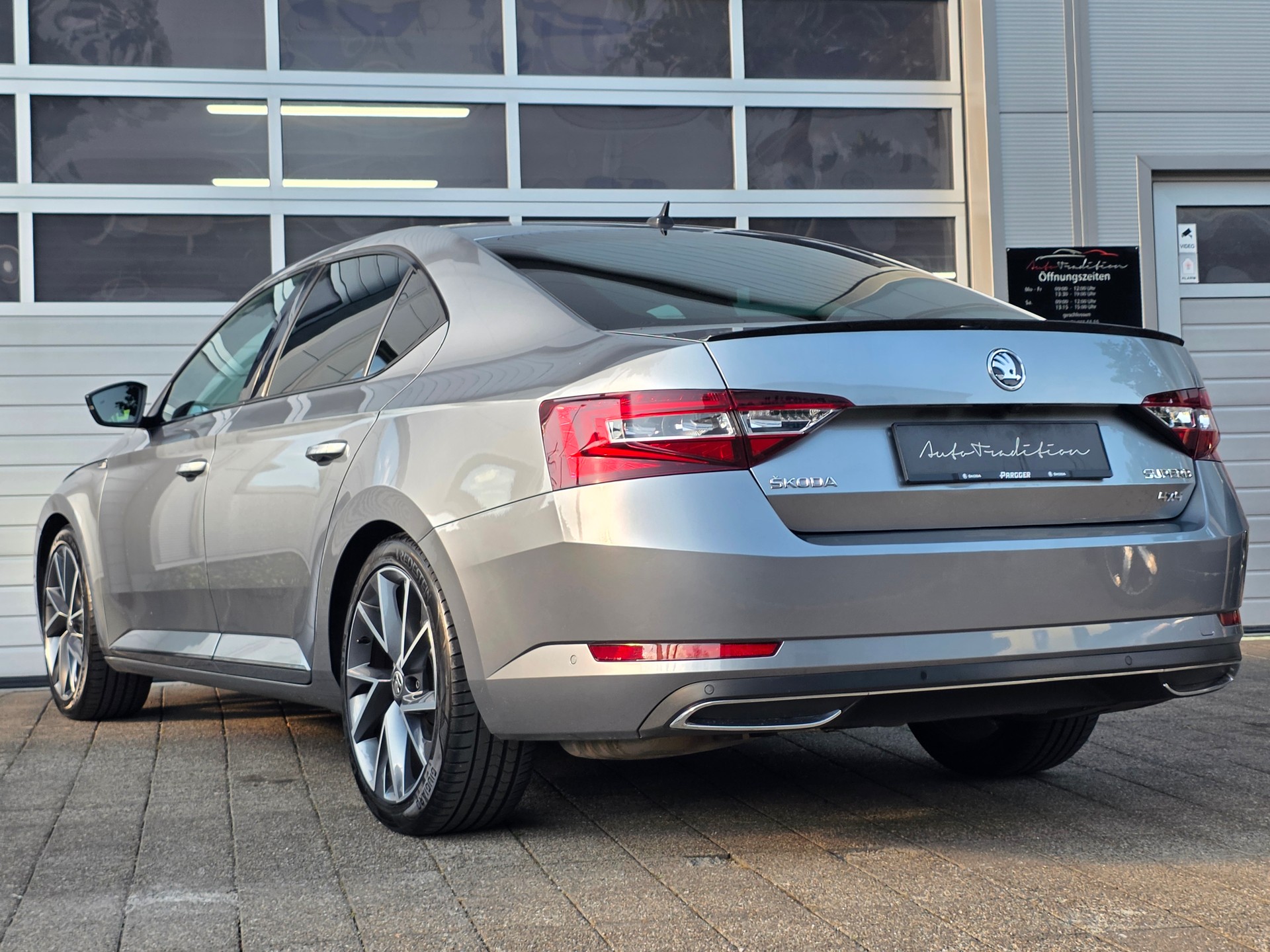 SKODA Superb 2.0 TDi SportLine+ 4x4 DSG ** VOLLAUSSTATTUNG -EL.AHK -APPLE CARPLAY -CANTON SOUND -ASSISTENZ PAKET -KEYLESS -PARK ASSIS.-showroom-element-1